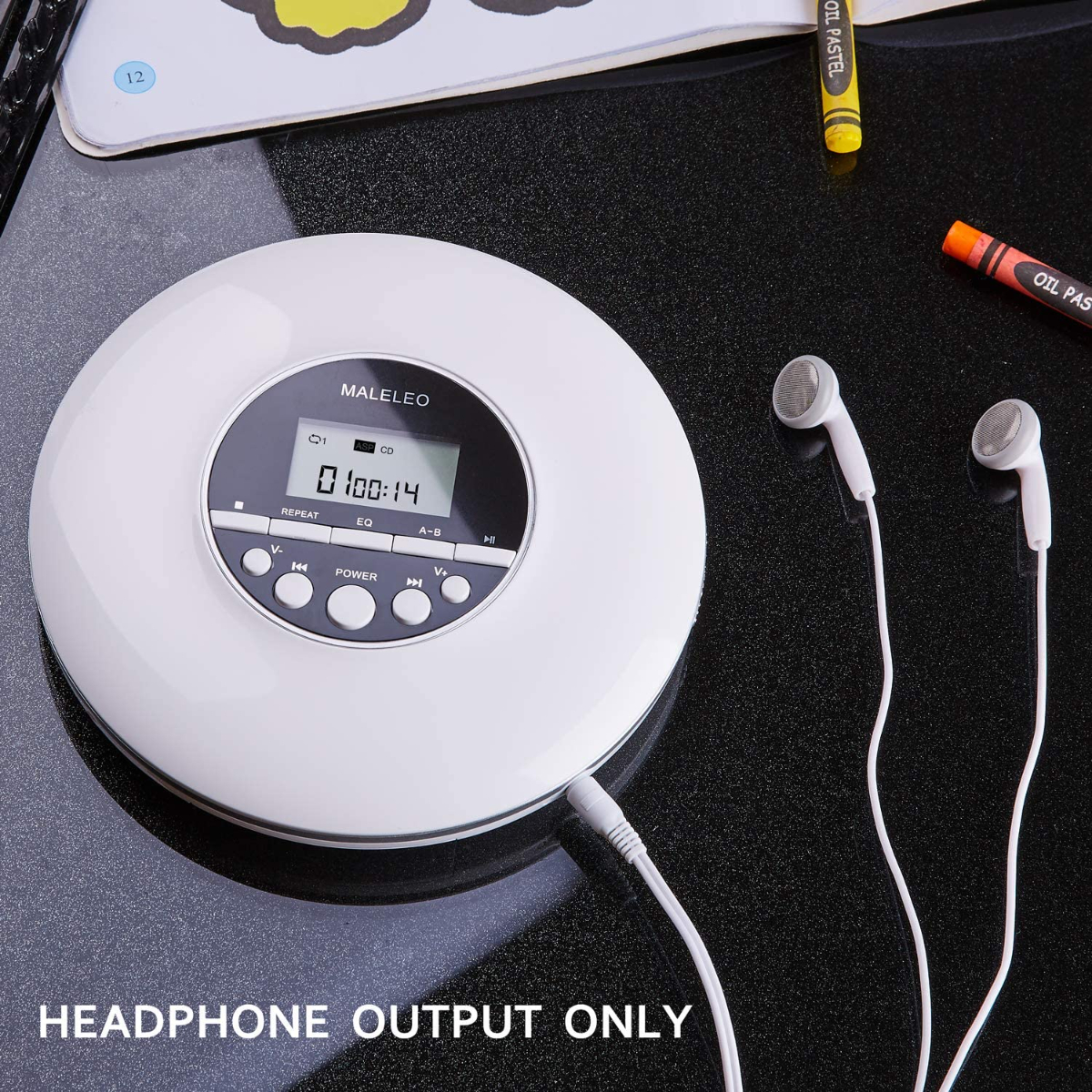 Ein weißer tragbarer CD-Player mit Kopfhörern. Schwarzer Bildschirm zeigt die Zeit an. Schwarze Oberfläche.