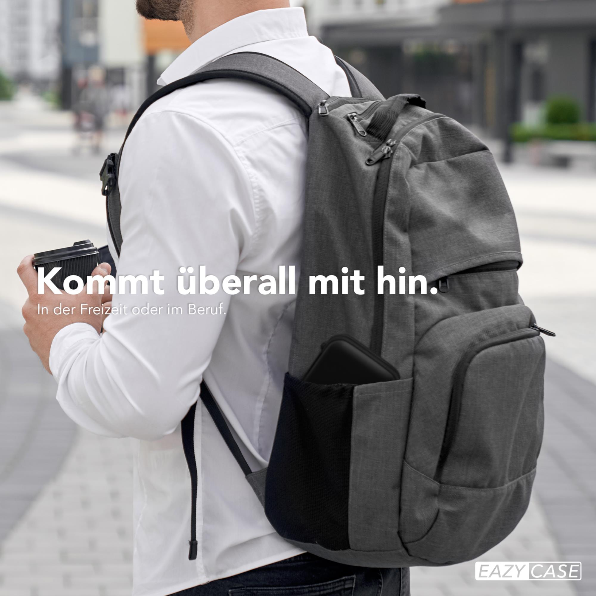 Mann mit Rucksack und Kaffeetasse. Grauer Rucksack. Weißes Hemd.