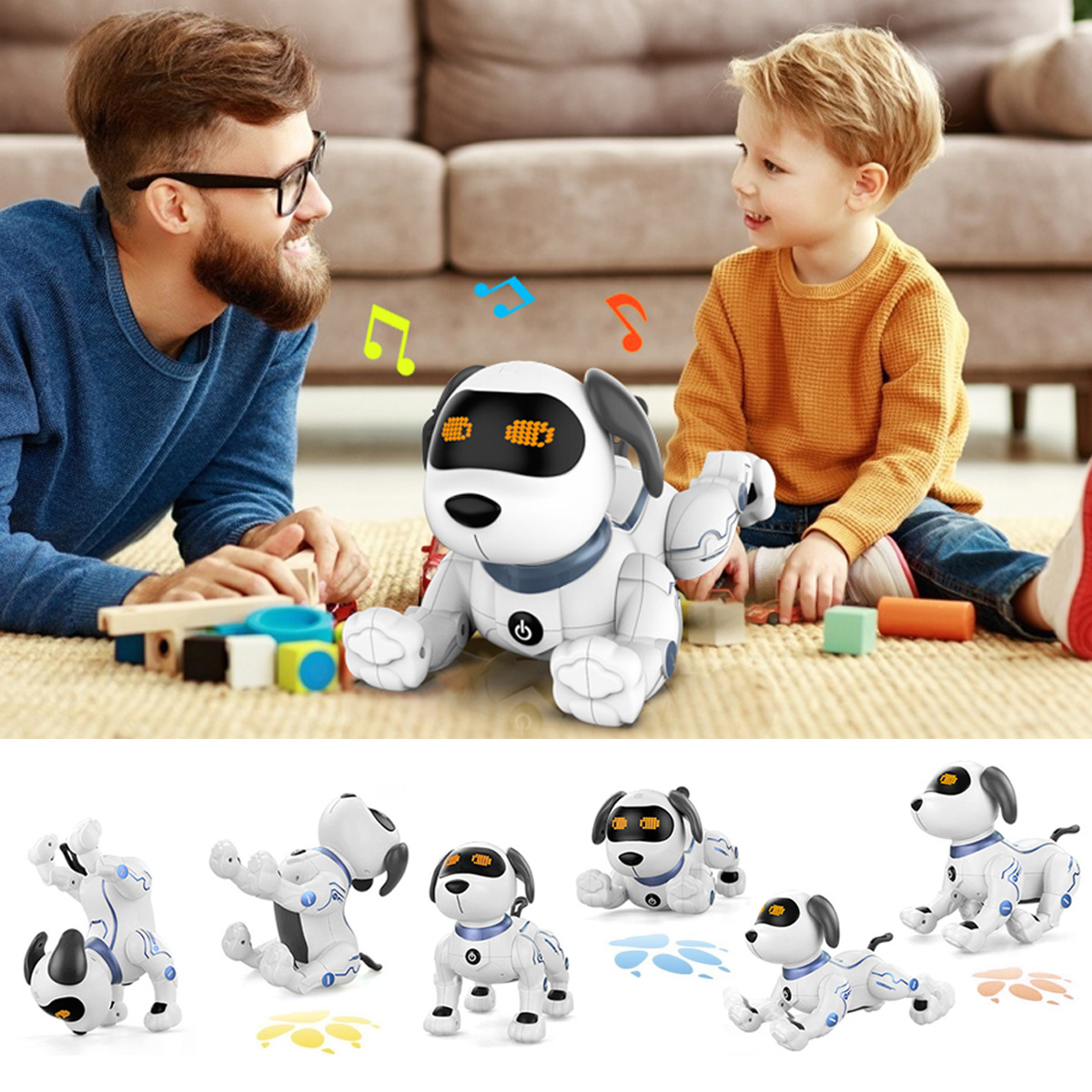 Vater und Sohn spielen mit einem weiß-schwarzen Roboterhundespielzeug.