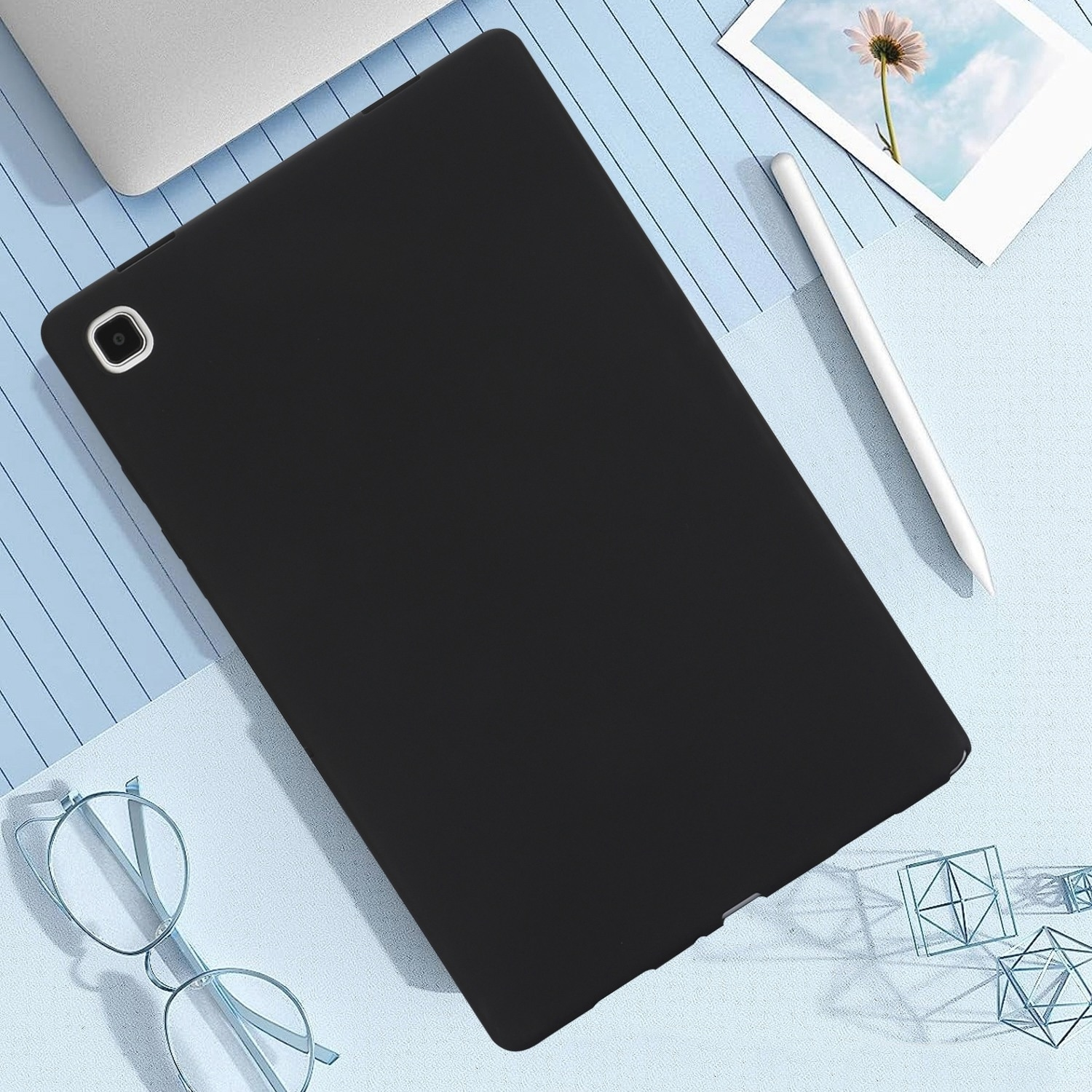 Schwarzes Tablet mit schwarzer Hülle, Stift und Brille auf blauer Oberfläche. Weißer Hintergrund.