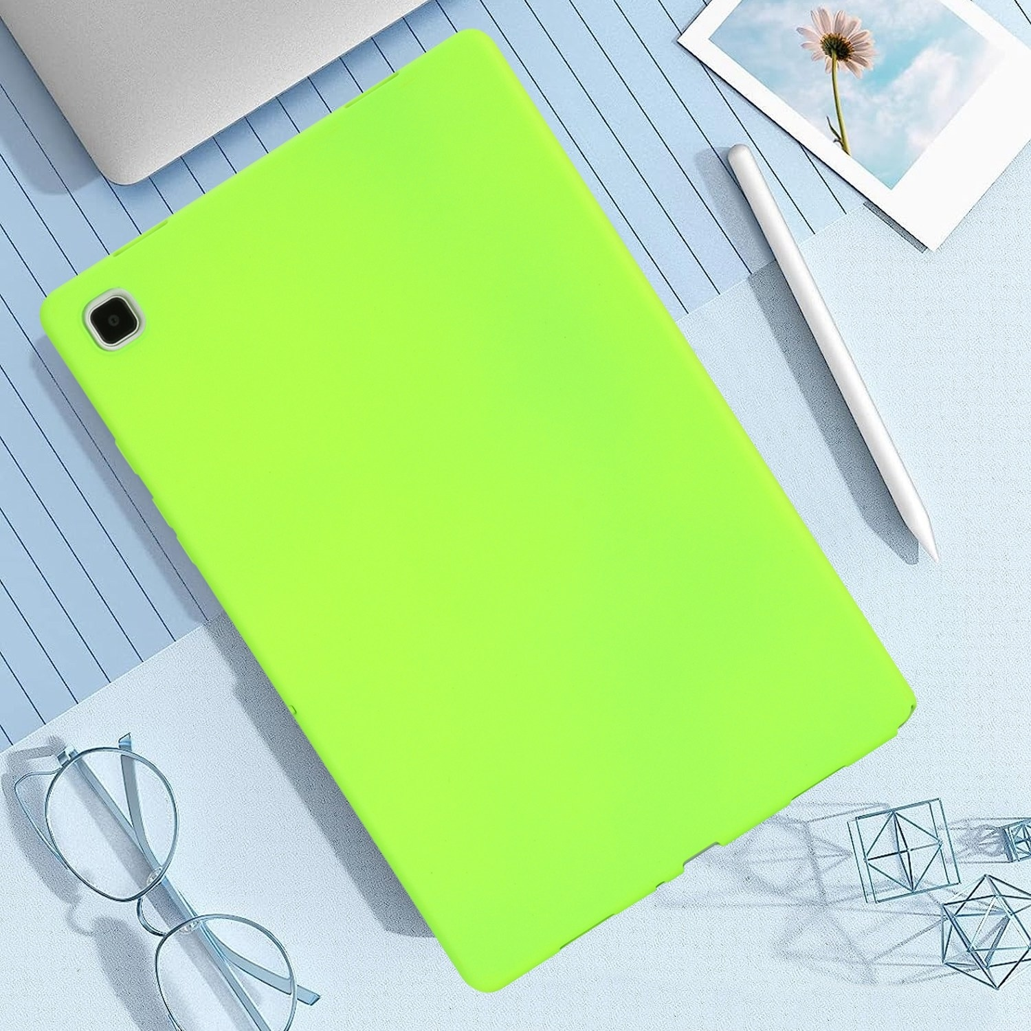 Eine grüne Tablethülle mit einem Tablet, zeigt Bildschirm und Kameraausschnitt.
