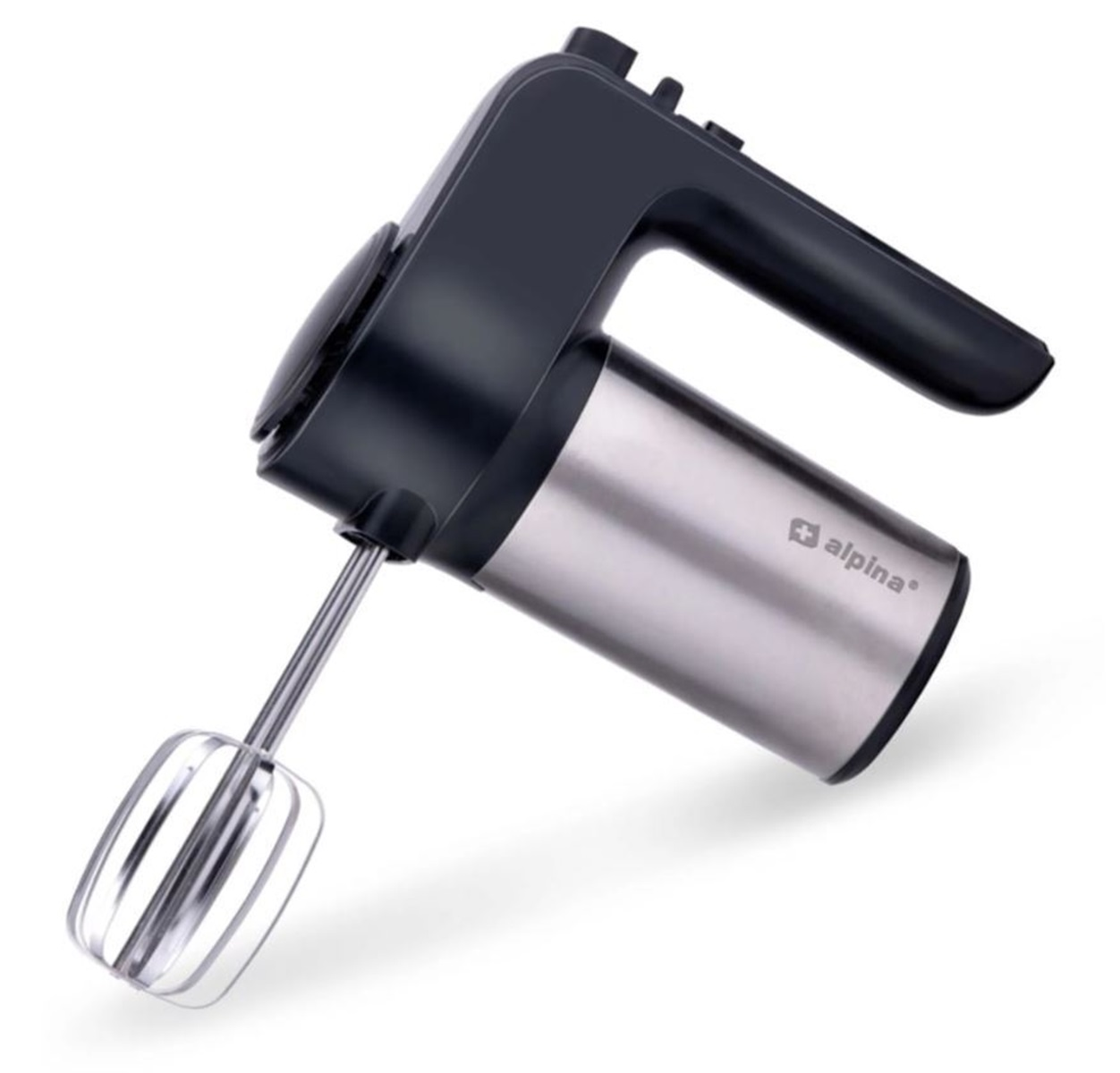 Silber-schwarzer Handmixer mit Schneebesen. Weißer Hintergrund, schräge Ansicht.