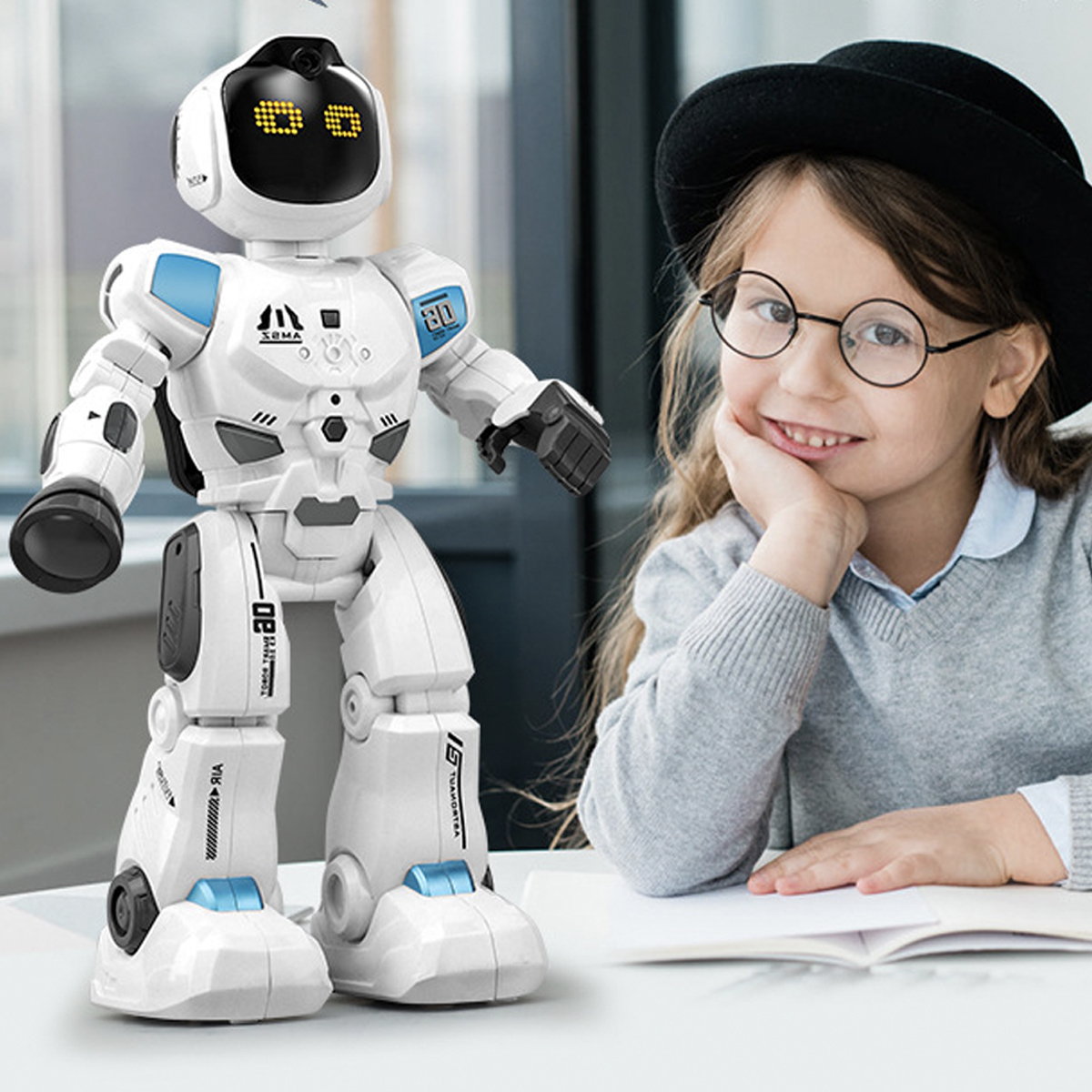Weißes Roboter-Spielzeug und ein lächelndes Mädchen mit Brille und Hut.