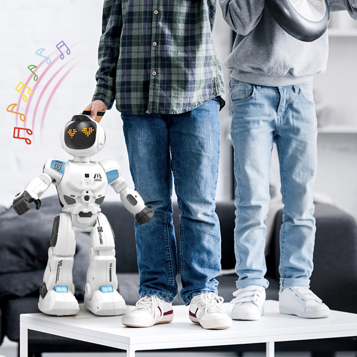 Zwei Kinder mit einem Roboterspielzeug. Notensymbole sind über dem Roboter. Der Roboter ist weiß mit blauen Akzenten.
