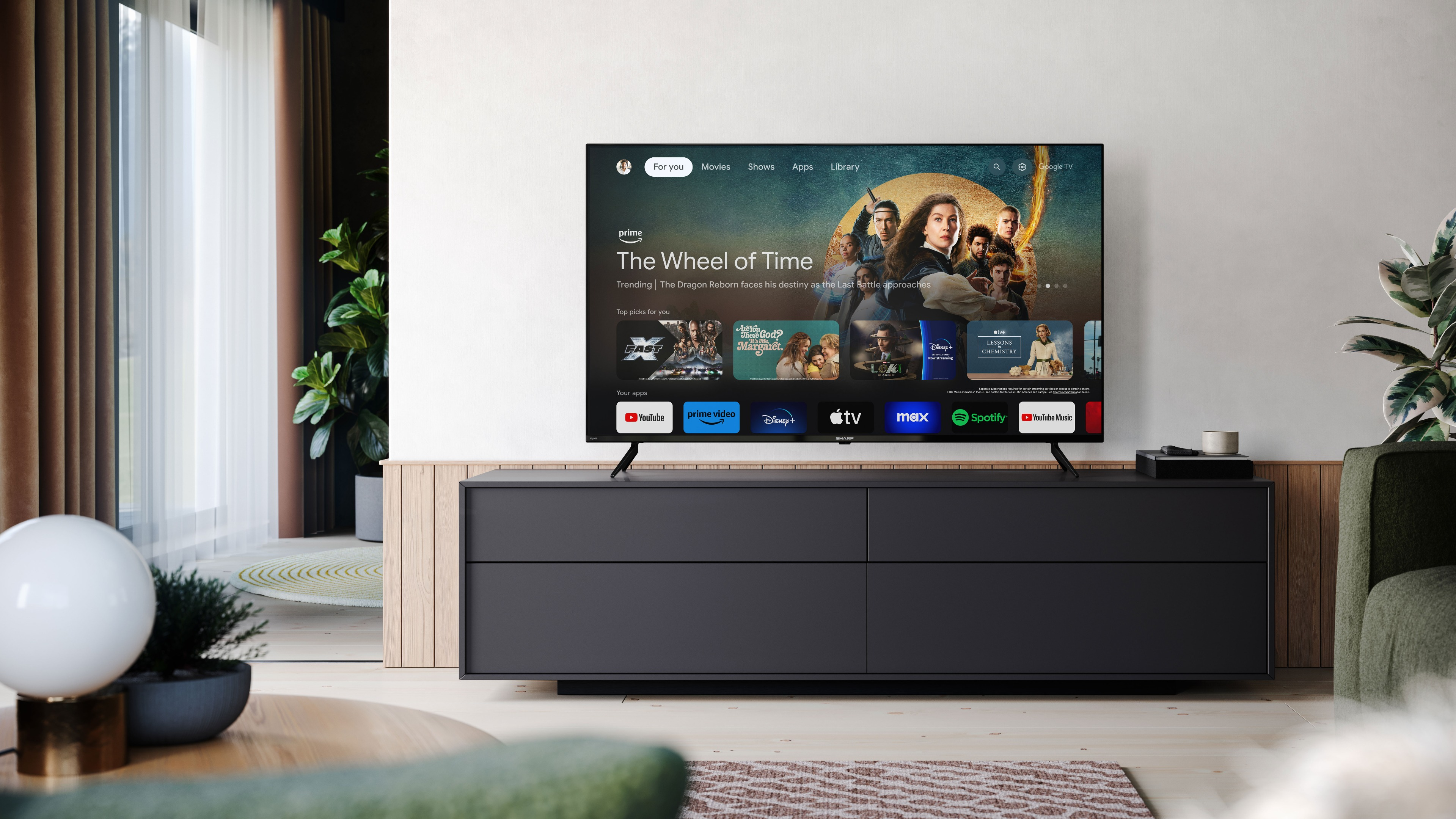 Una TV su un supporto nero in un salotto.