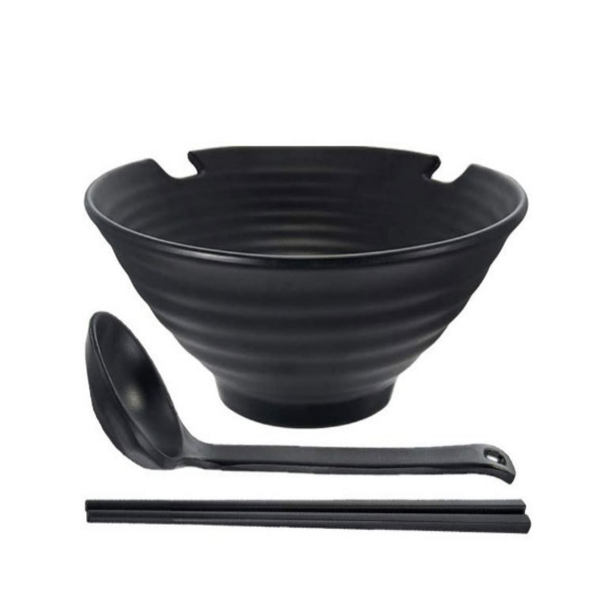Schwarze Ramen-Schüssel, Essstäbchen und eine Schöpfkelle, isoliert auf weißem Hintergrund.