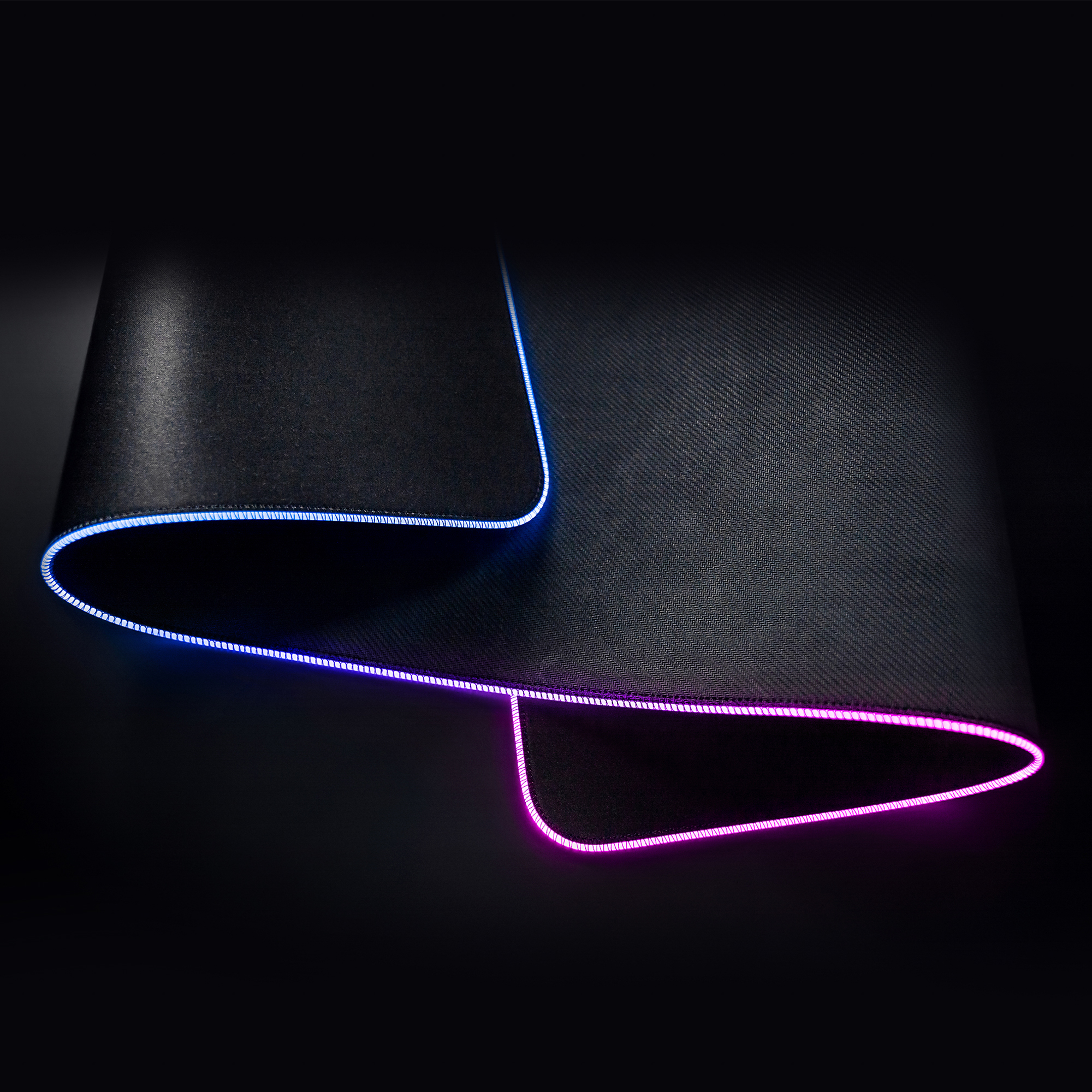 Czarna podkładka pod mysz z niebieskimi i różowymi krawędziami LED, efekt świecenia.