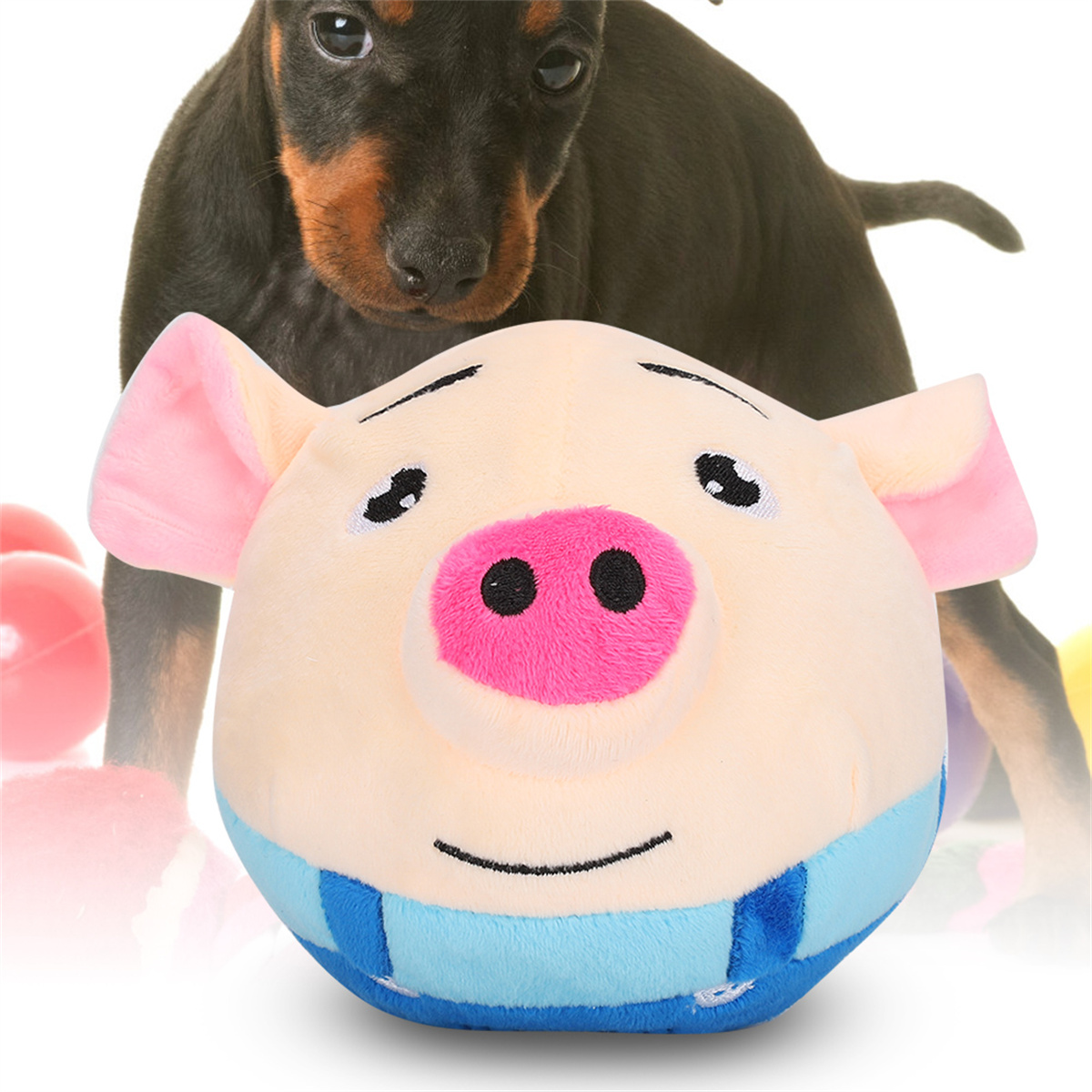 Ein schwein-förmiges Plüschtier mit einem unscharfen Hund im Hintergrund.