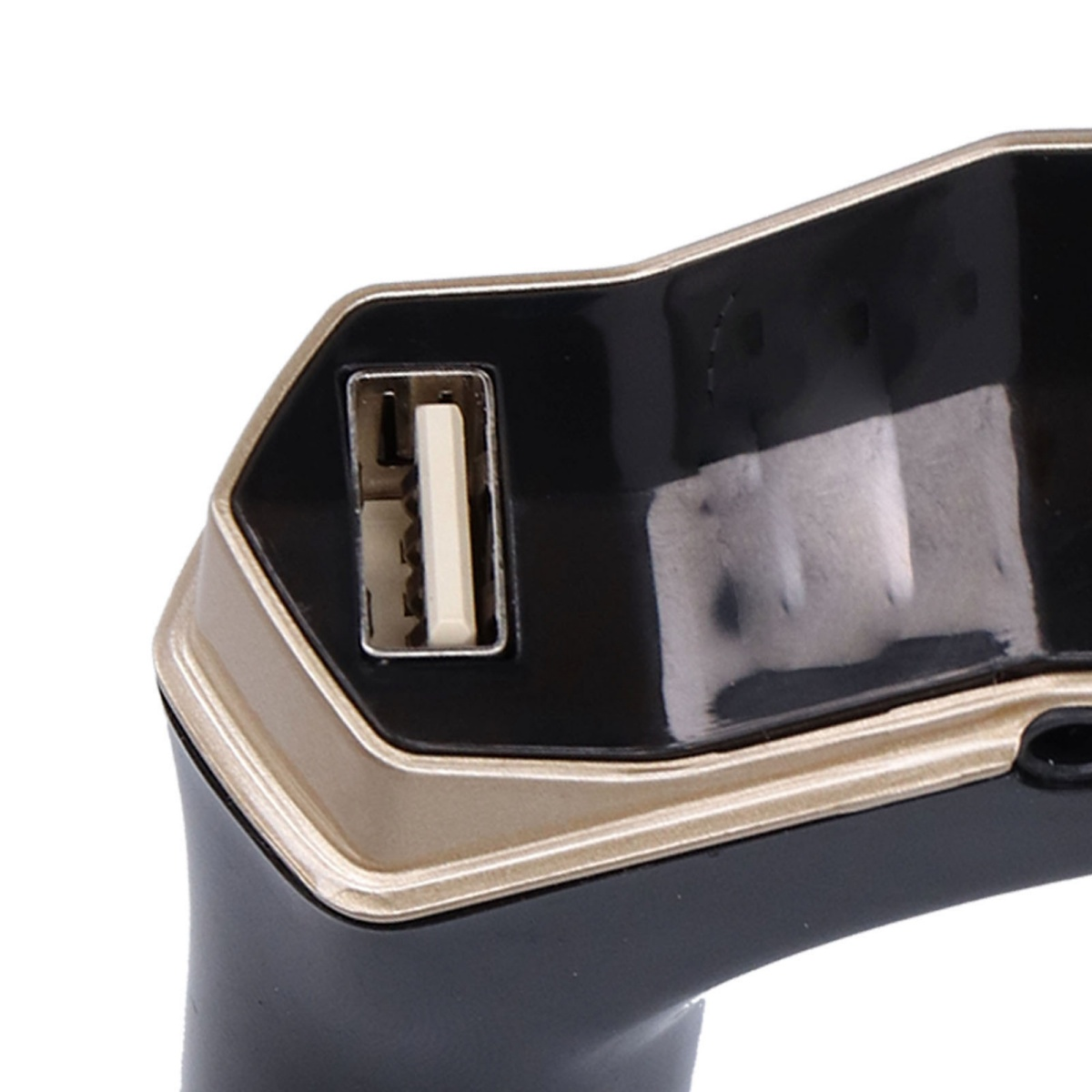 Nahaufnahme eines USB-Anschlusses. Gold- und Schwarz-Farbschema.