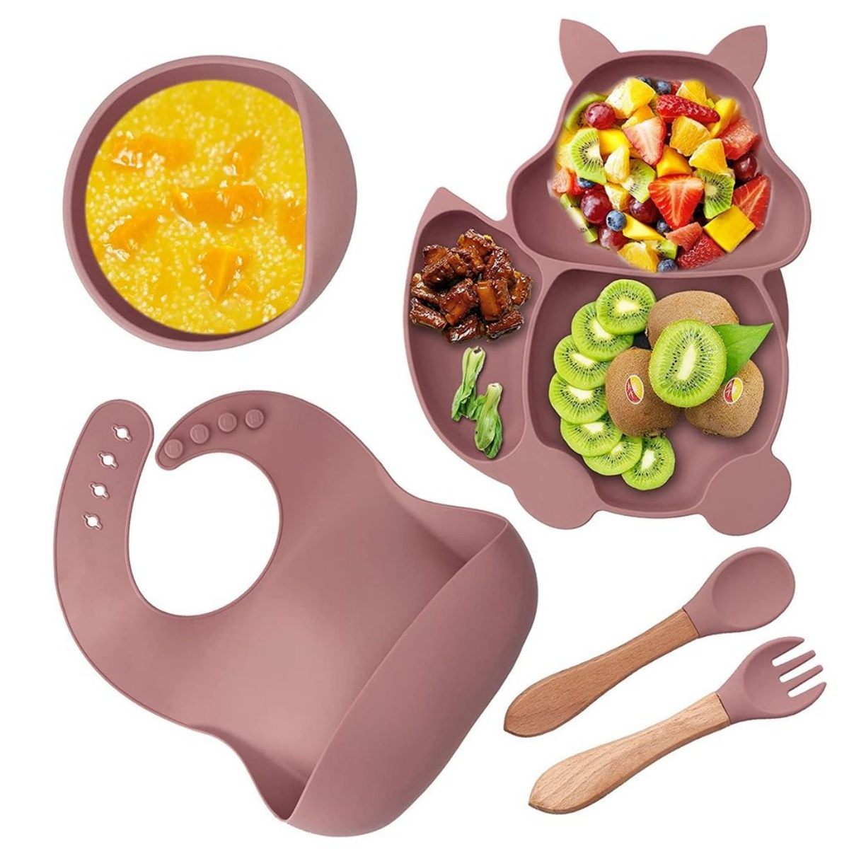 Ein Babyteller mit Essen, eine Lätzchen und Holzutensilien auf weißem Hintergrund.