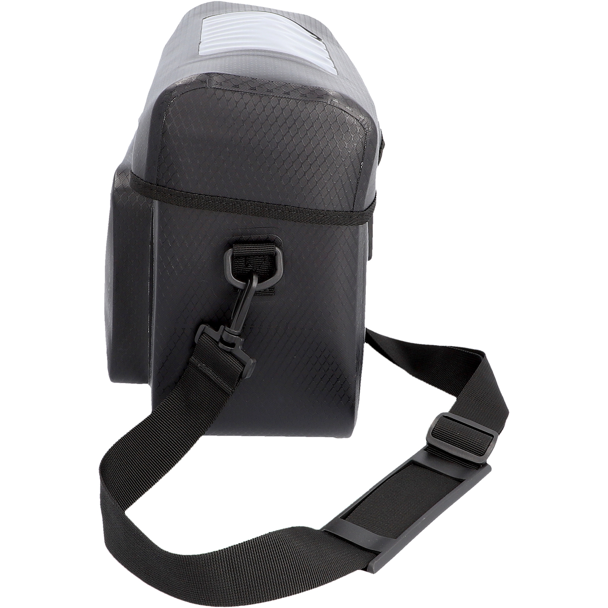 Schwarze rechteckige Tasche mit Riemen, Verschluss und weißem Hintergrund.