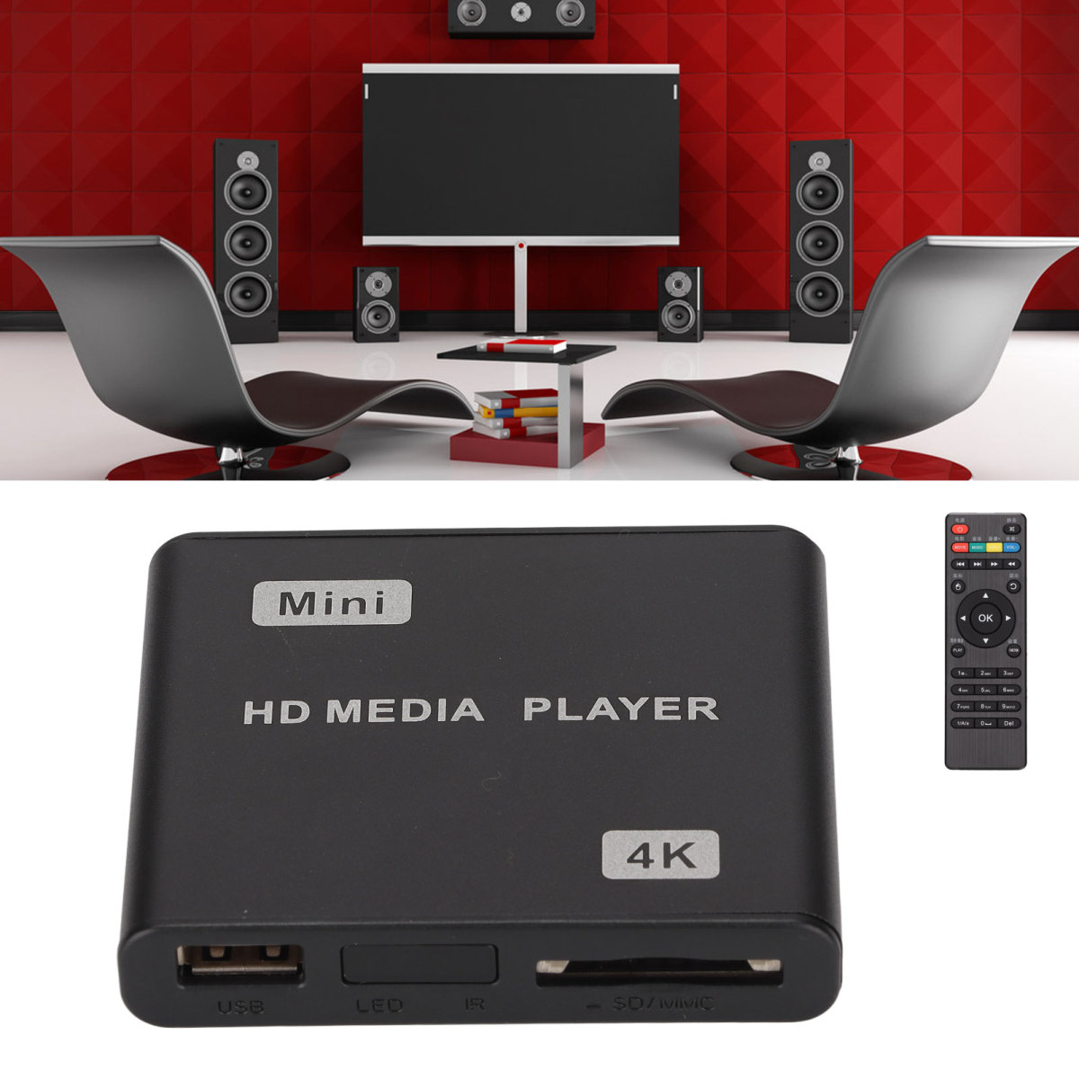 Schwarzer HD-Mediaplayer mit Fernbedienung und Heimkino-Setup im Hintergrund.