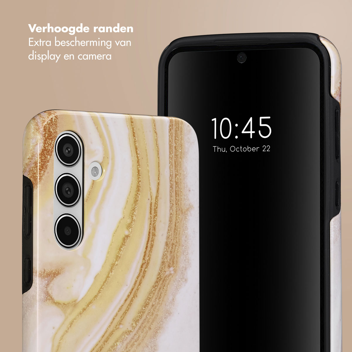 Een telefoonhoesje met een marmerontwerp en een telefoon die de tijd weergeeft.