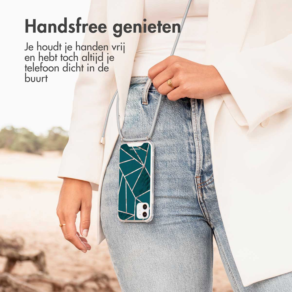 Een vrouw in spijkerbroek en witte jas draagt een telefoonkabel met telefoon.