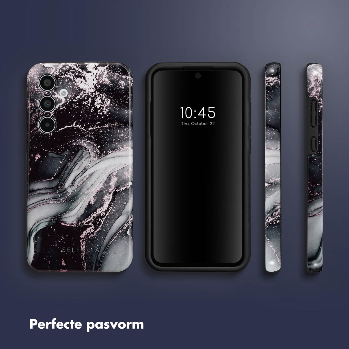 Un téléphone avec un étui en marbre et trois autres étuis. L'écran du téléphone affiche une horloge. Le fond est sombre.