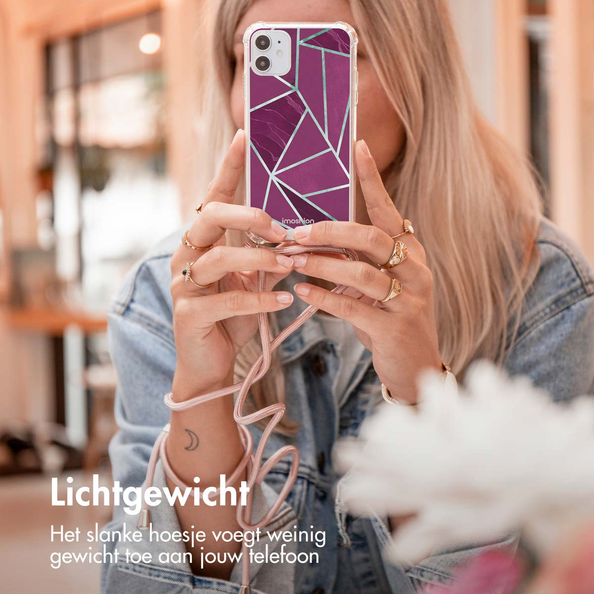 Vrouw die telefoon met geometrisch patroon vasthoudt.
