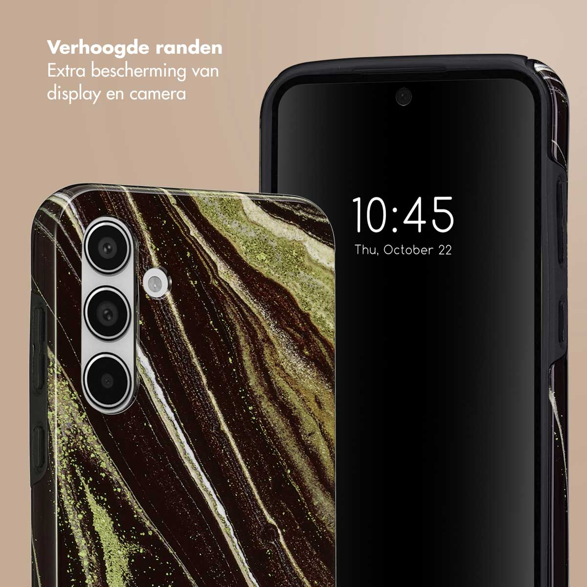 Een donkere marmeren telefoonhoes met groene en witte strepen naast een telefoon met 10:45 erop.