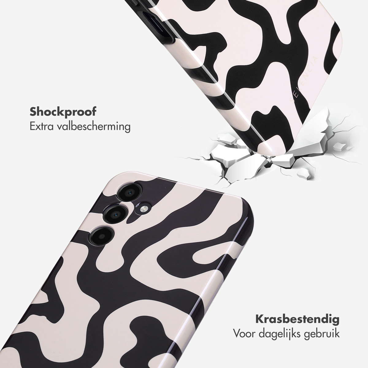 Twee telefoonhoesjes met zwart en beige patroon, één valt