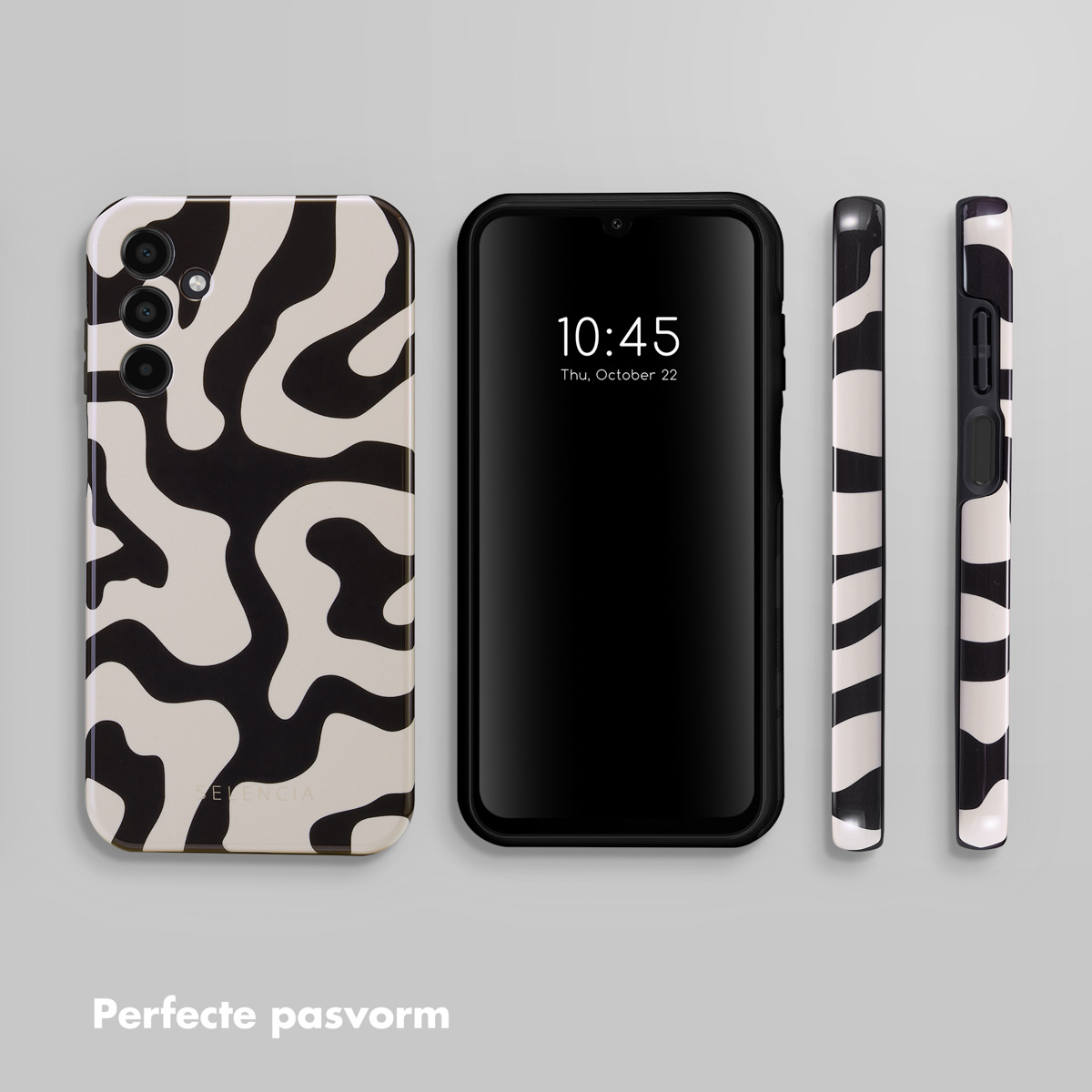 Een telefoon met zwarte hoes met organisch patroon en twee losse hoezen.