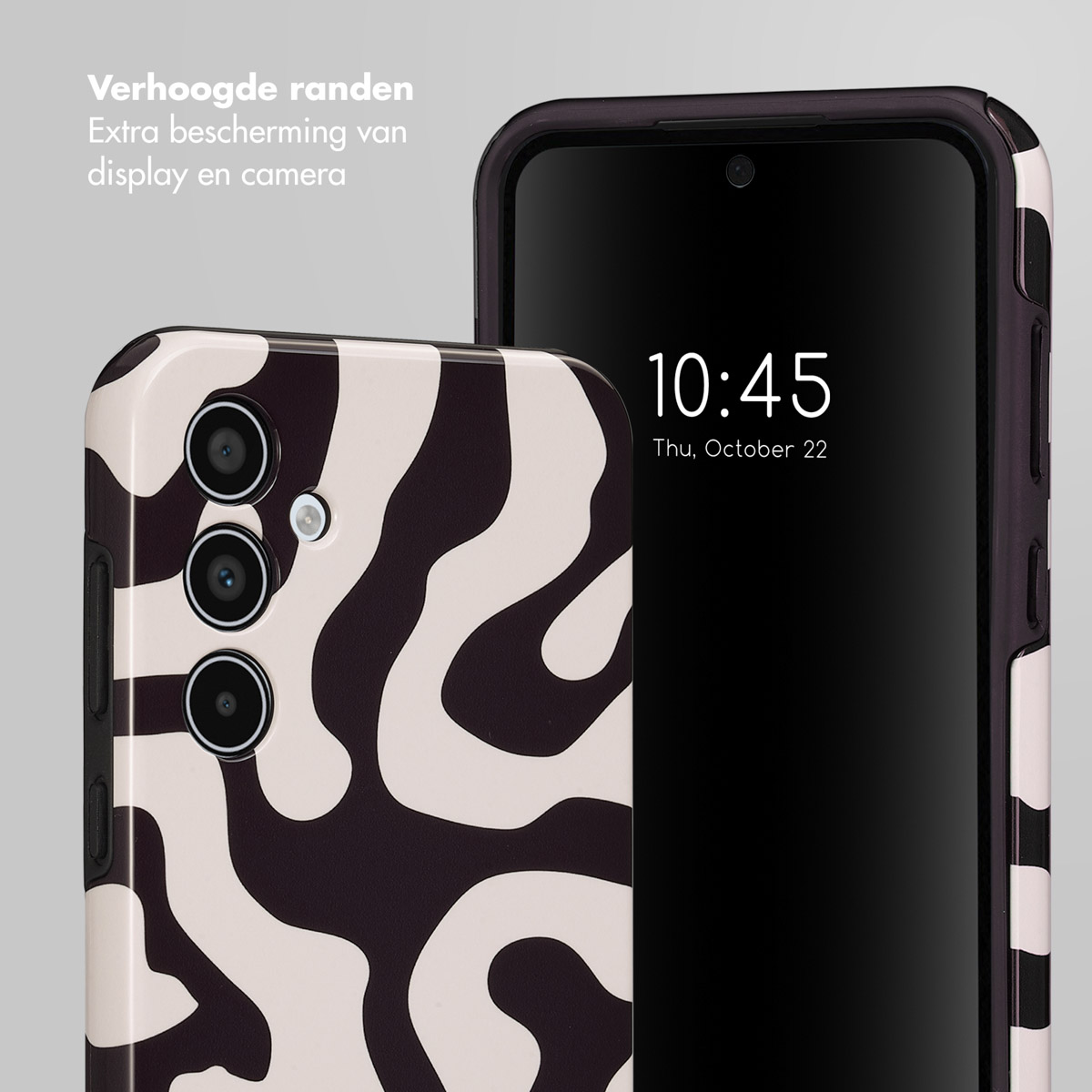 Un téléphone avec une coque à motif noir et blanc à côté d'un téléphone à écran noir.