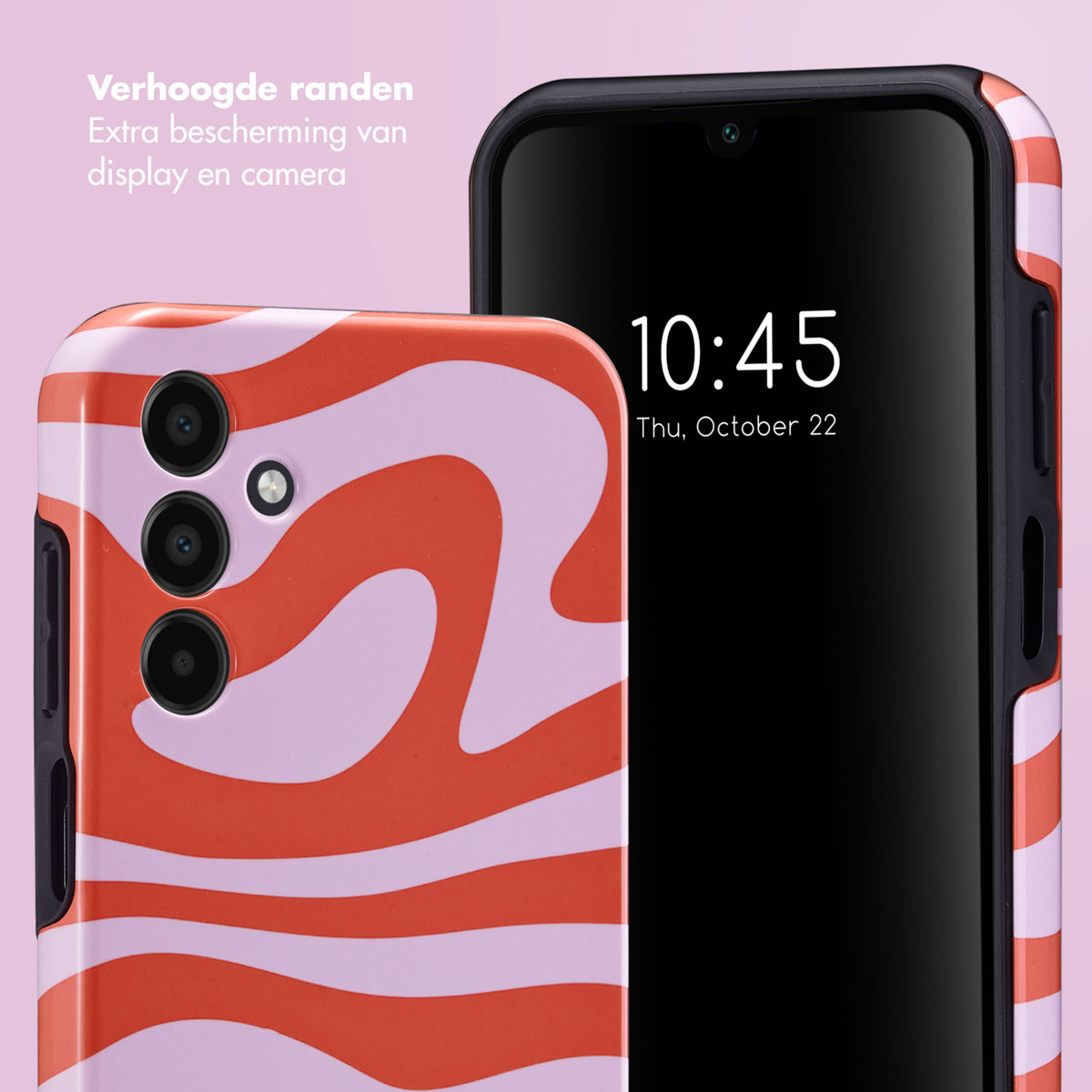 Een smartphone met een opvallende rood en lila golvende patroonhoes en een zwart scherm.