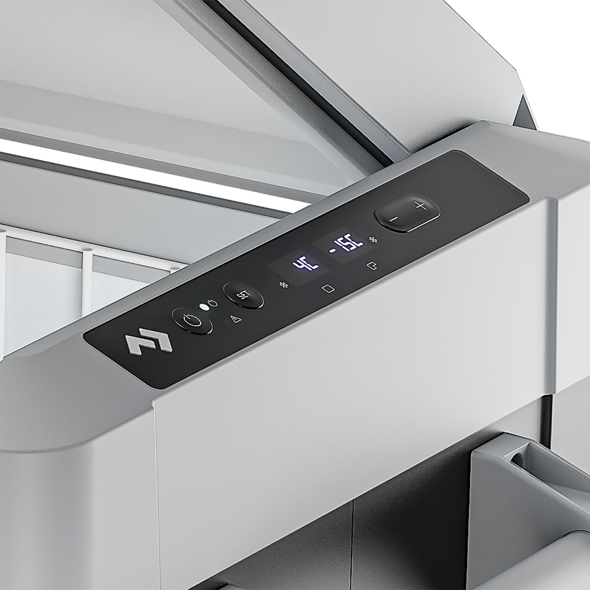 Zbliżenie panelu sterowania lodówki z wyświetlaczem cyfrowym i przyciskami.