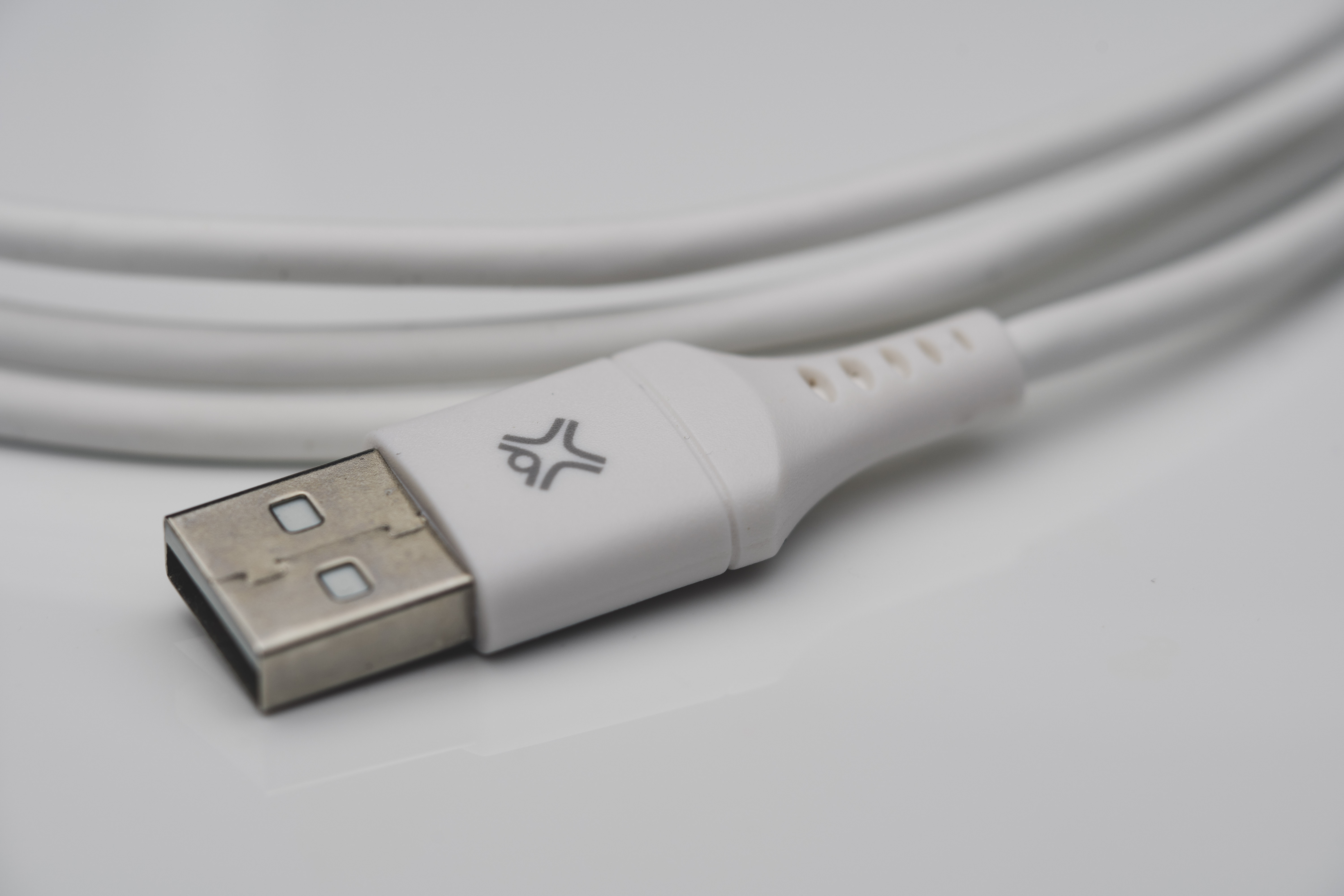 Witte USB naar USB-A kabel met logo, geïsoleerd op witte achtergrond.