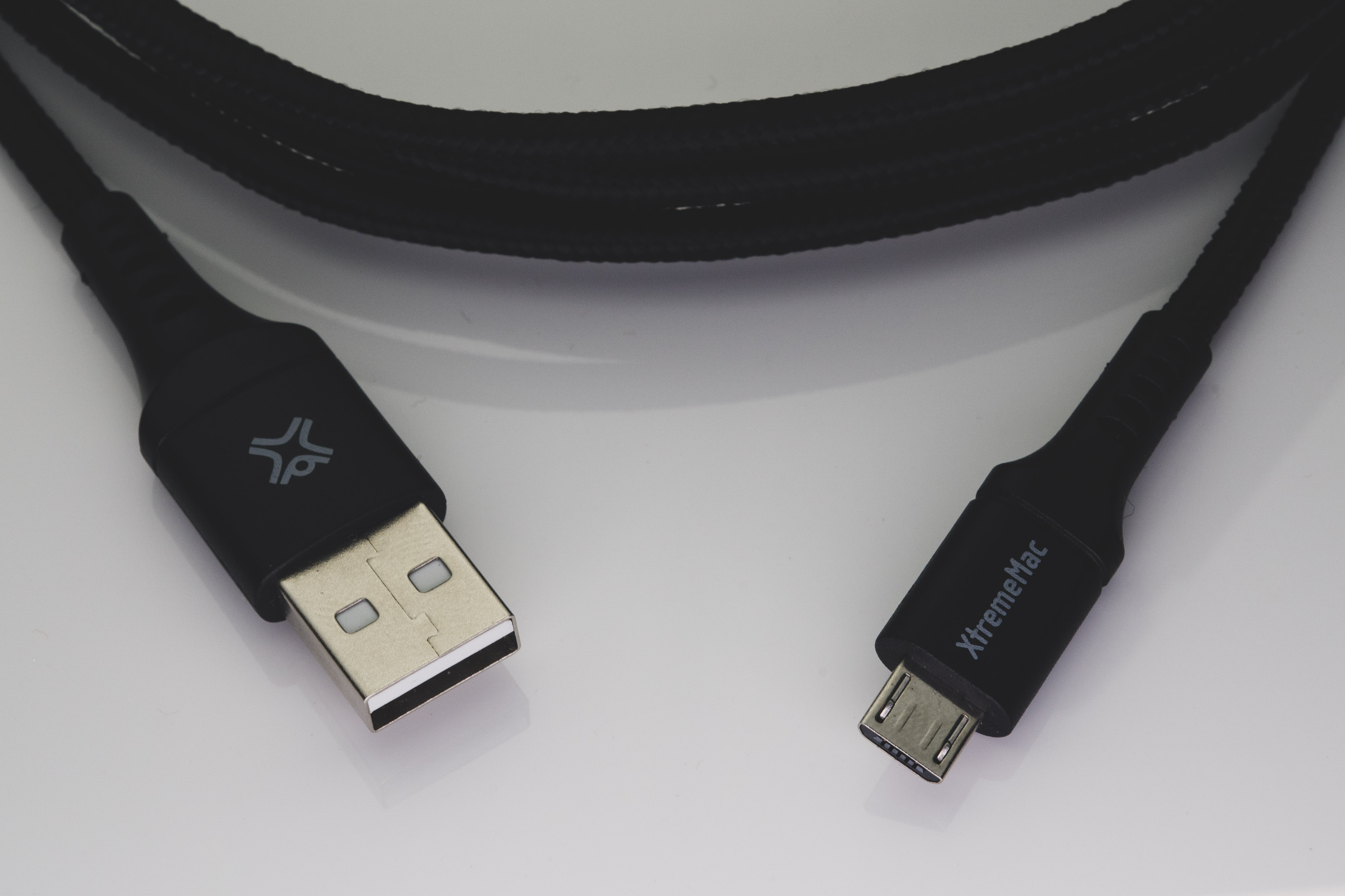 Een zwarte USB naar micro USB kabel. Beide connectoren zijn zwart met het 'XtremeMac' logo.