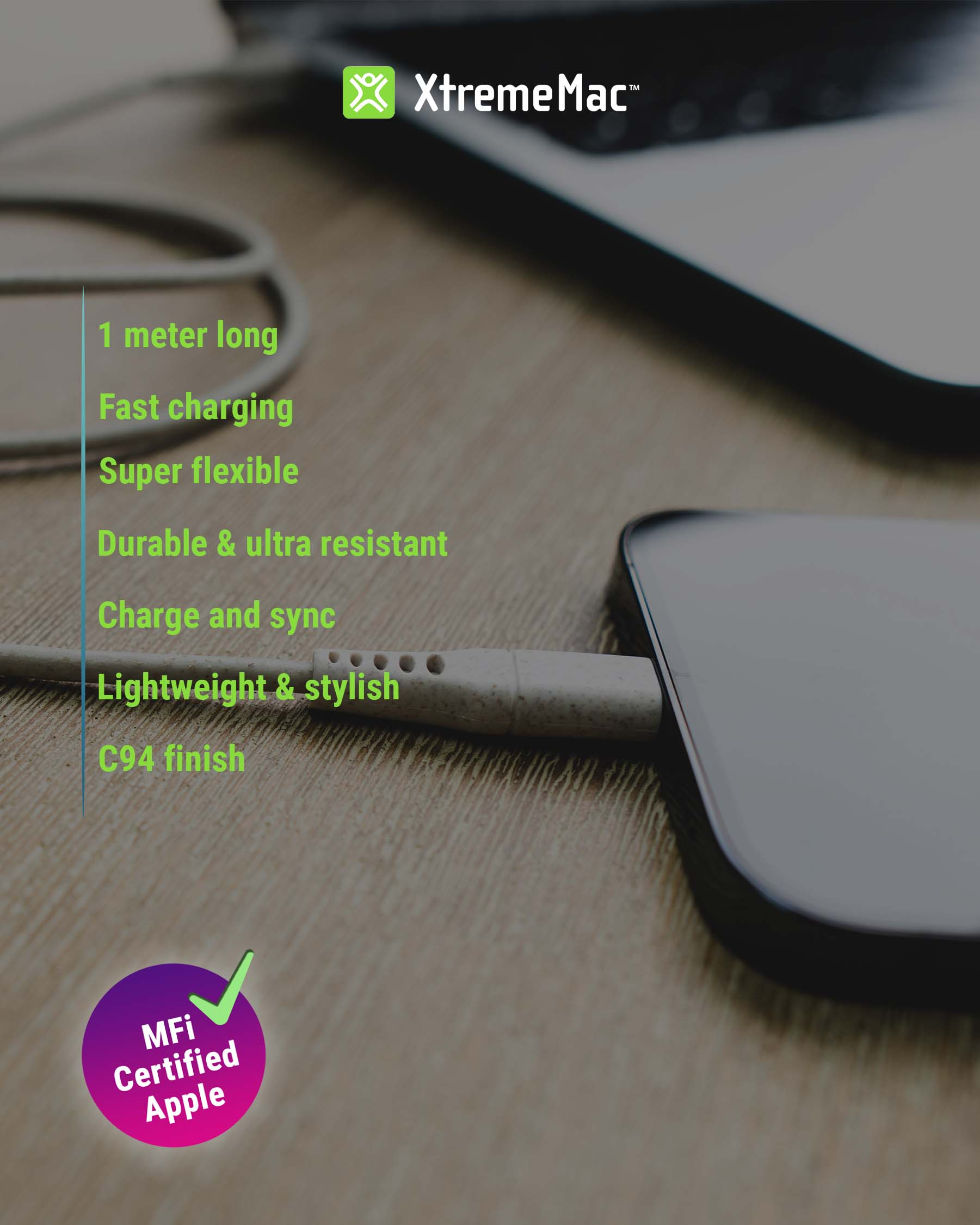 Witte kabel en smartphone, met tekst die de functies beschrijft, en een Apple Certified sticker, op een houten oppervlak.