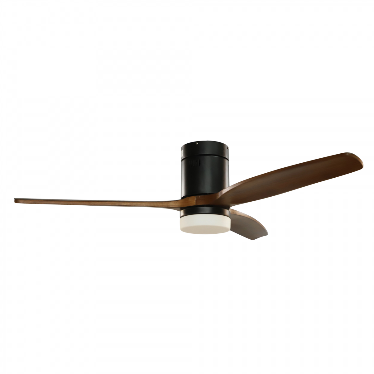 Un ventilatore da soffitto con pale marroni e un motore nero, isolato su sfondo bianco.