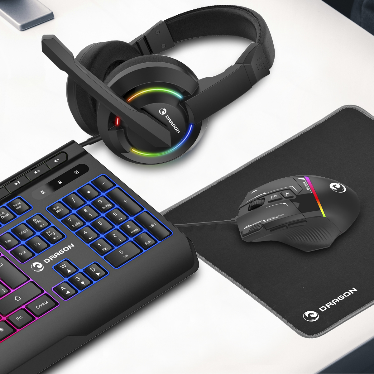 Gaming setup met koptelefoon, toetsenbord, muis en muismat op een witte bureau.