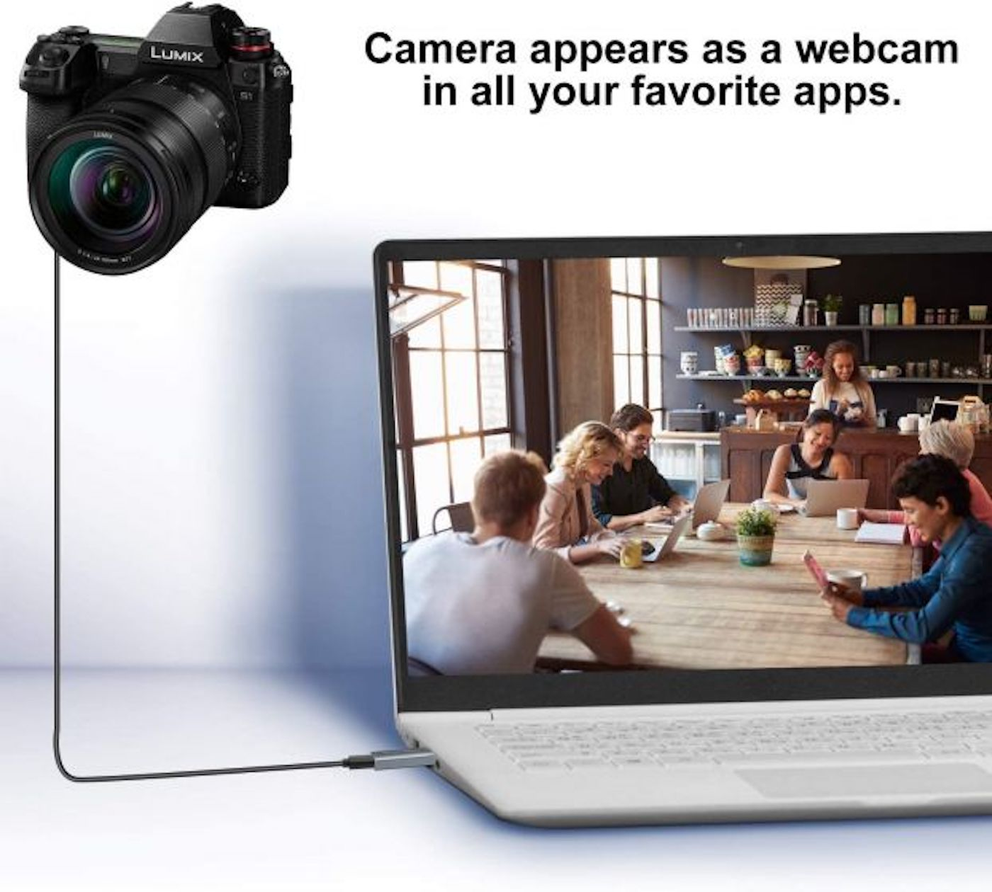 Una cámara conectada a una laptop, con gente al fondo, el texto dice 'Cámara aparece como una webcam'.