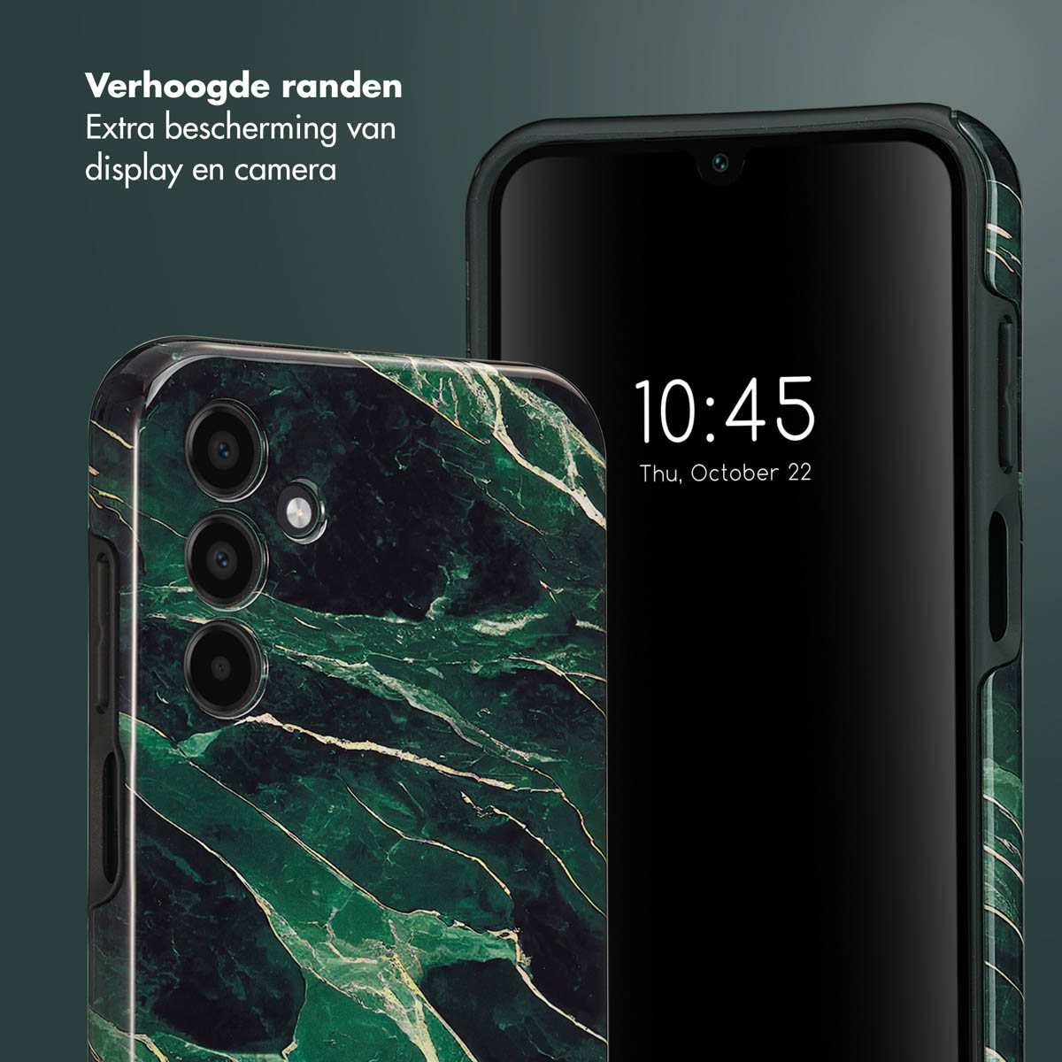 Een telefoonhoesje met een groen marmerontwerp en een telefoon met een zwart scherm, op een donkergroene achtergrond.