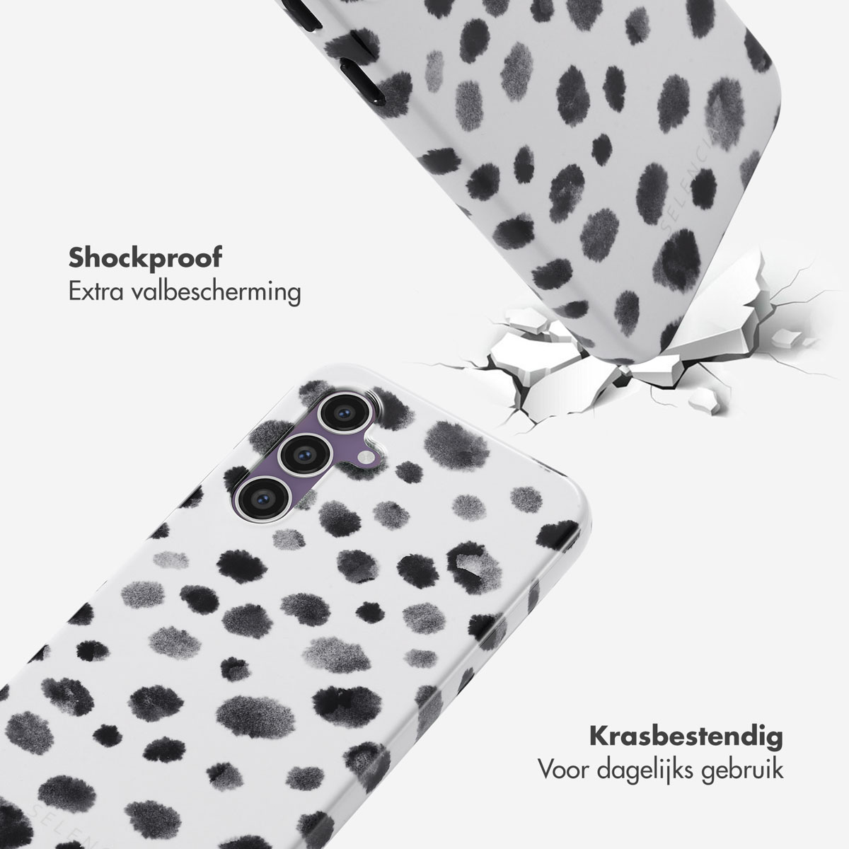 Une coque de téléphone à pois de dalmatien traverse une surface blanche.