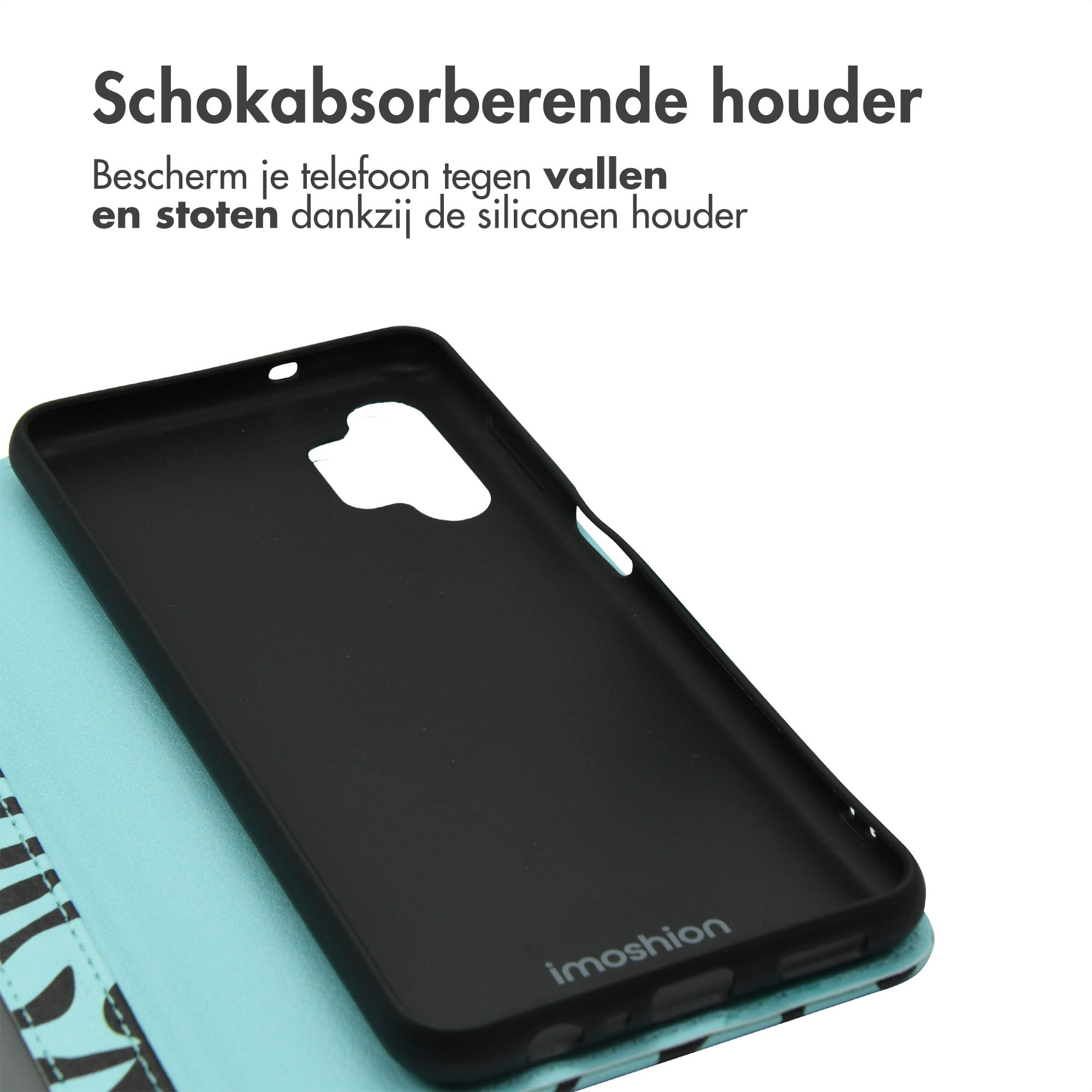 Coque de téléphone noire en silicone, posée sur un fond bleu clair.