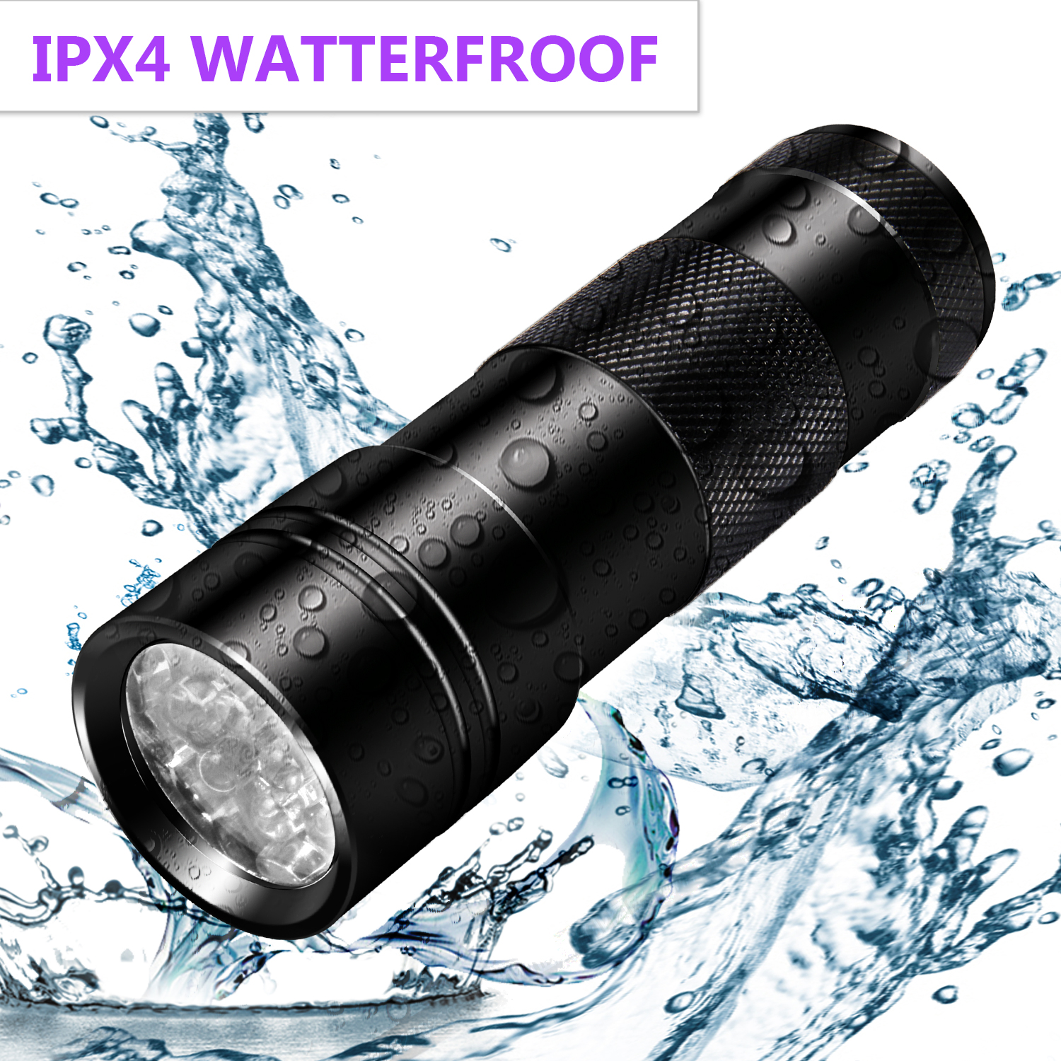 Czarna wodoodporna latarka z rozpryskami wody. Przezroczyste krople wody, białe tło.