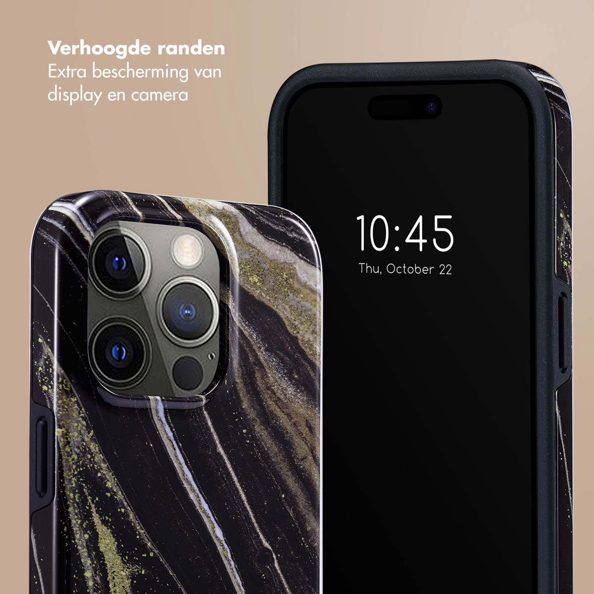 Coque de téléphone avec motif marbre noir, blanc et doré. L'écran du téléphone affiche l'heure.