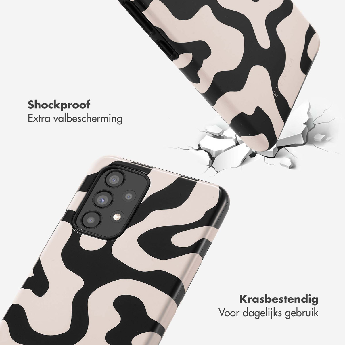 Une coque de téléphone à motif noir et crème traverse des barrières blanches.