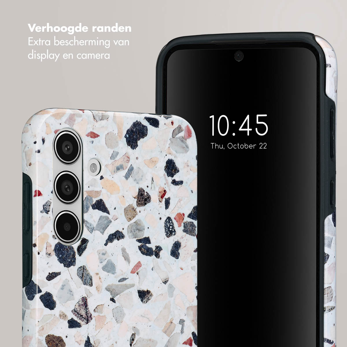 Telefoon met een terrazzo patroonhoesje. Telefoon toont tijd en datum.