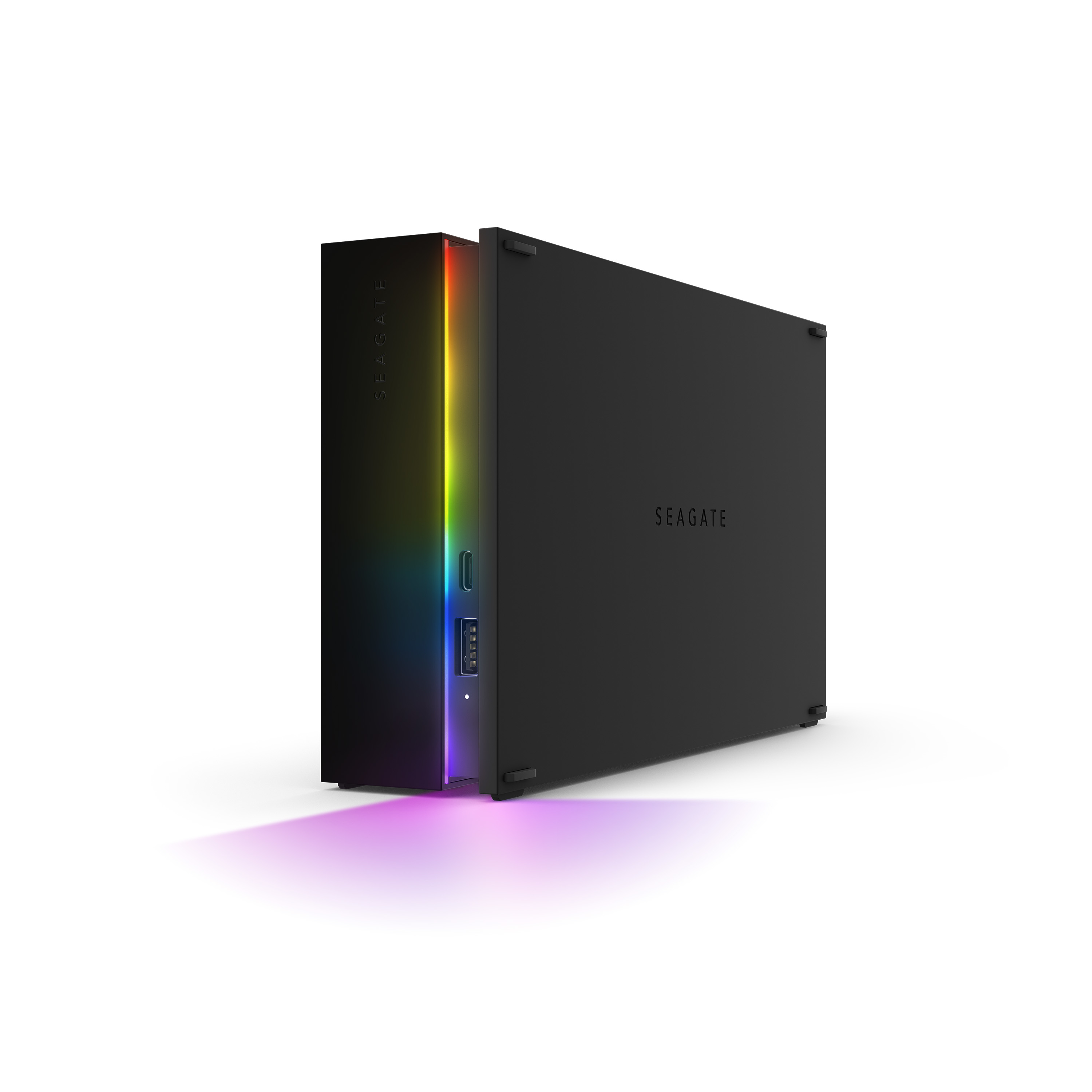 Czarny zewnętrzny dysk twardy Seagate z kolorowym podświetleniem. Tło białe.