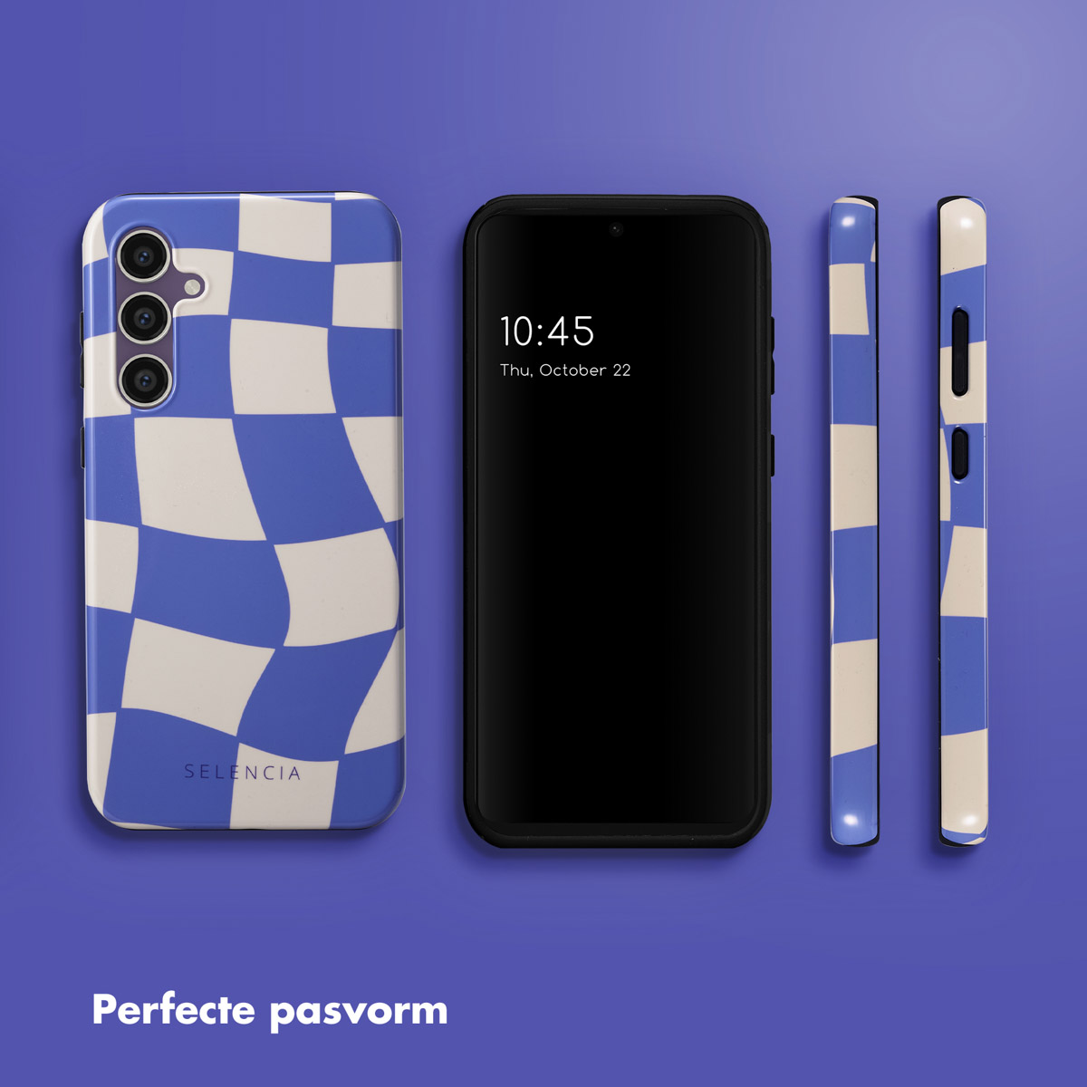 Coque de téléphone avec motif à carreaux bleu et blanc. Téléphone affichant l'heure et la date. Trois objets sur surface violette.