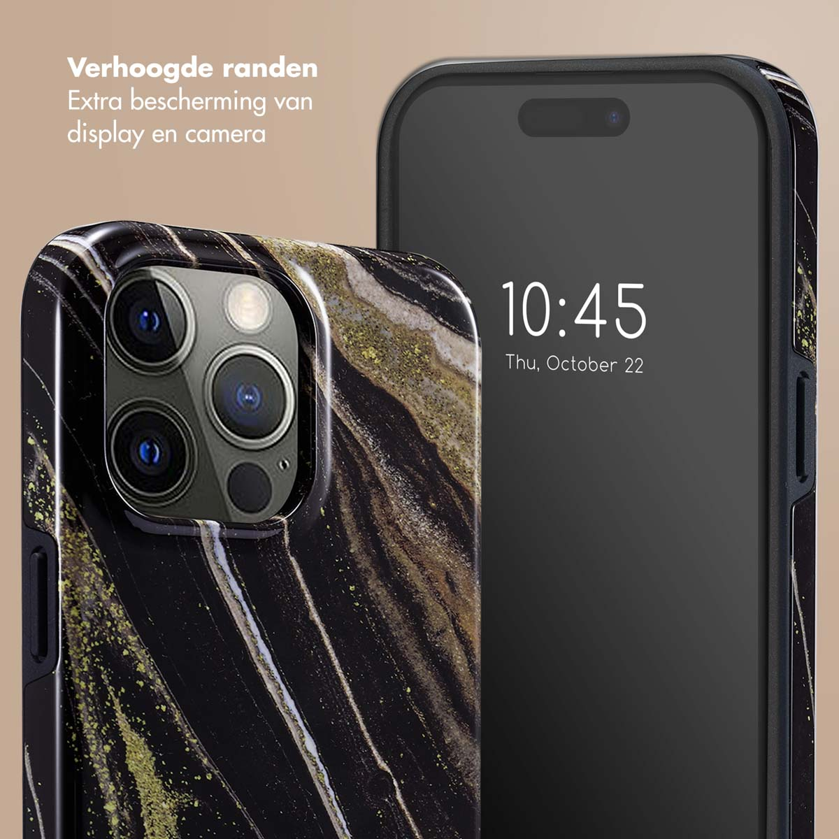 Téléphone avec étui marbré, noir et or. Écran noir affichant l'heure. Cadre noir.