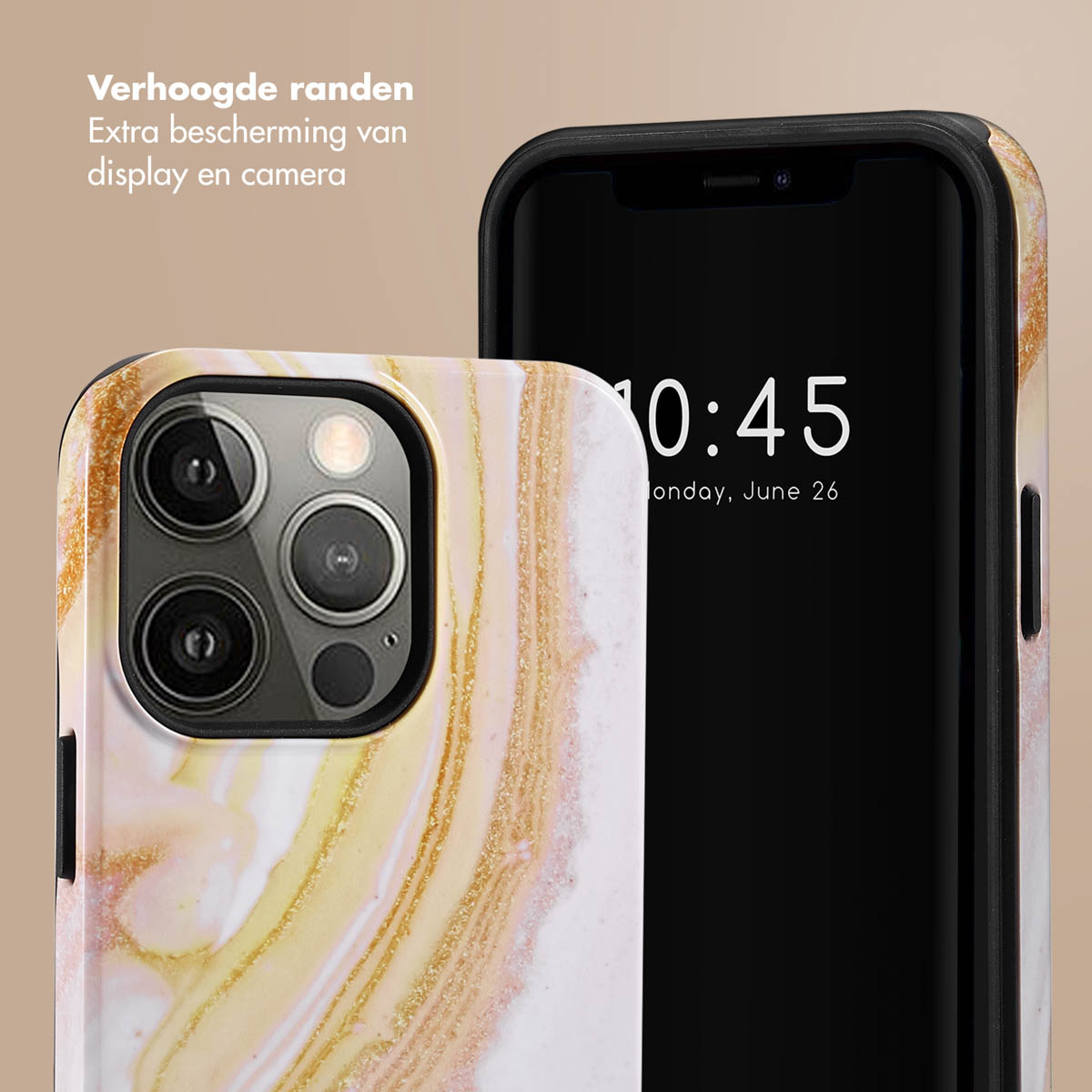 Telefoonhoesje met goud marmerpatroon naast een telefoon met tijd en datum op een zwart scherm.