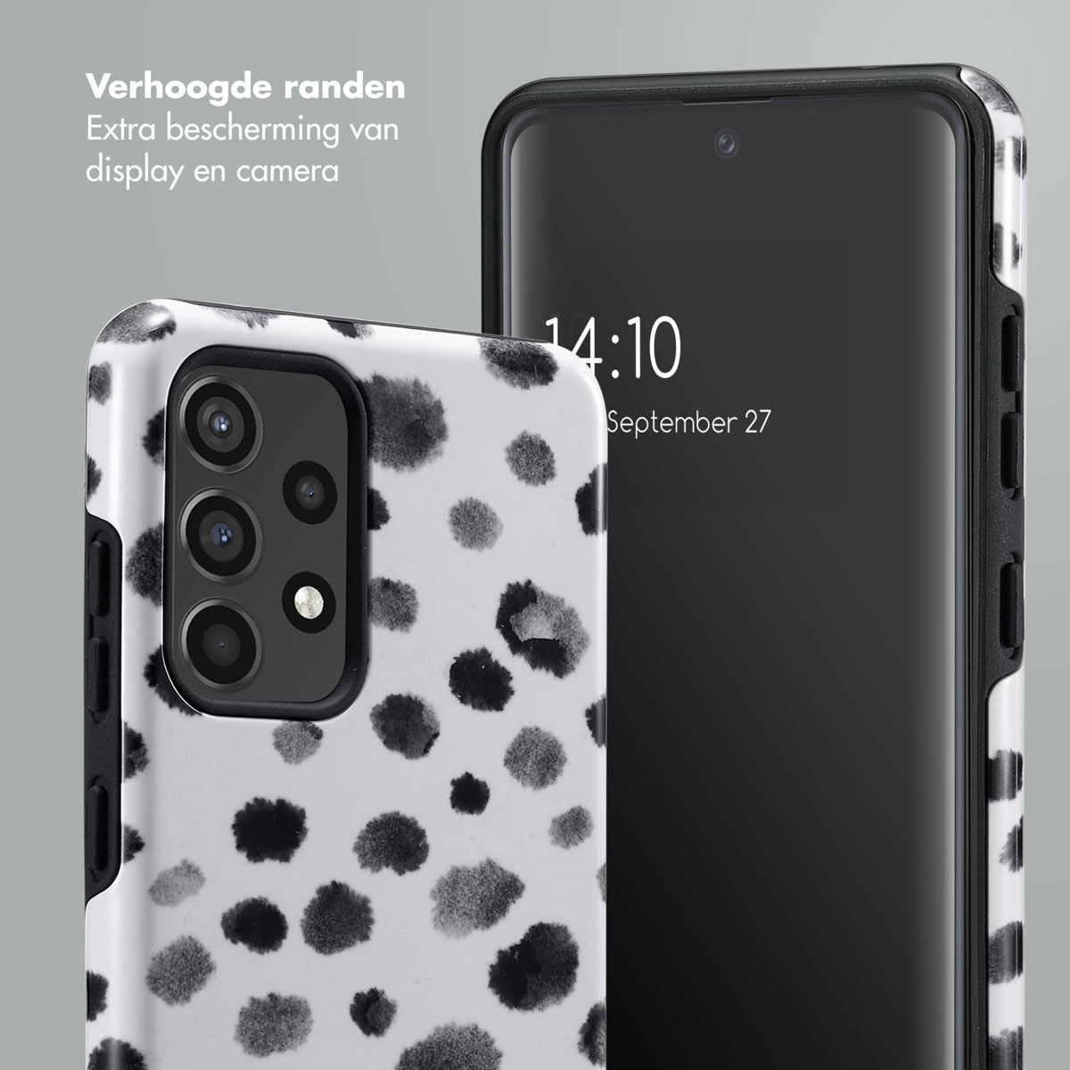 Telefoonhoesje met een zwart-wit dalmatiërpatroon. Zwarte telefoon met tijdweergave. Witte achtergrond.