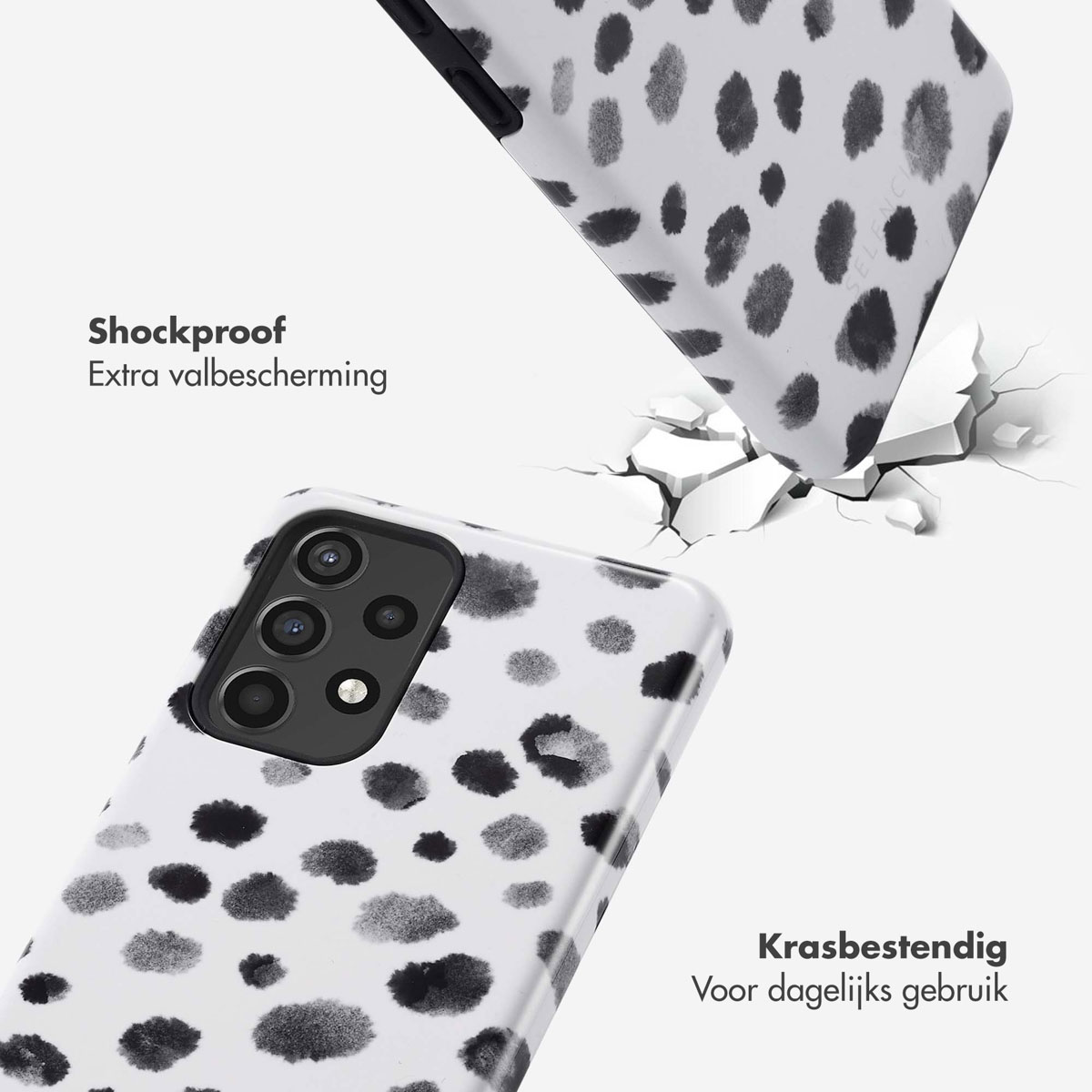 Telefoonhoesje met witte achtergrond, zwarte stippen. Valt op het oppervlak. Versplinterd effect op de grond.