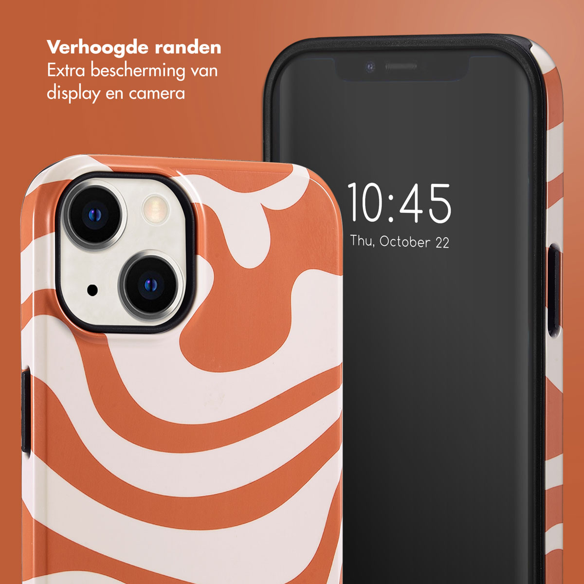 Close-up van telefoon met oranje en witte golvende hoes. Scherm toont 10:45, Do, 22 oktober.