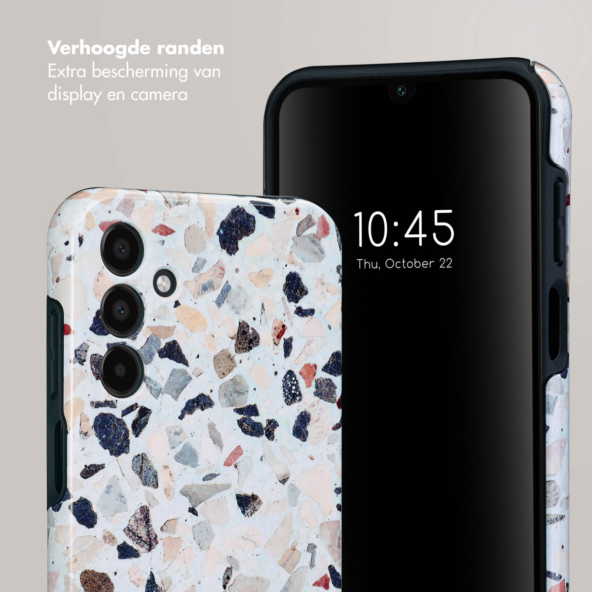 Telefoon met een gespikkelde hoes. Telefoon toont 10:45, do 22 oktober.
