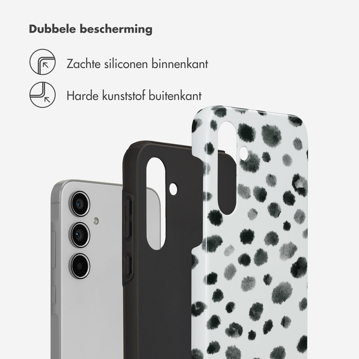 Tre custodie per telefoni, una nera, una bianca con pois neri e un telefono argentato.