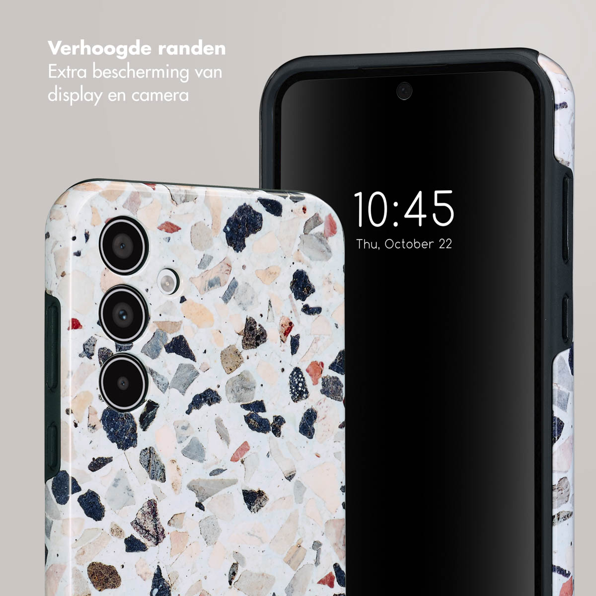 Téléphone avec étui à motif terrazzo, heure 10h45, date 22 octobre. Le fond est gris clair.