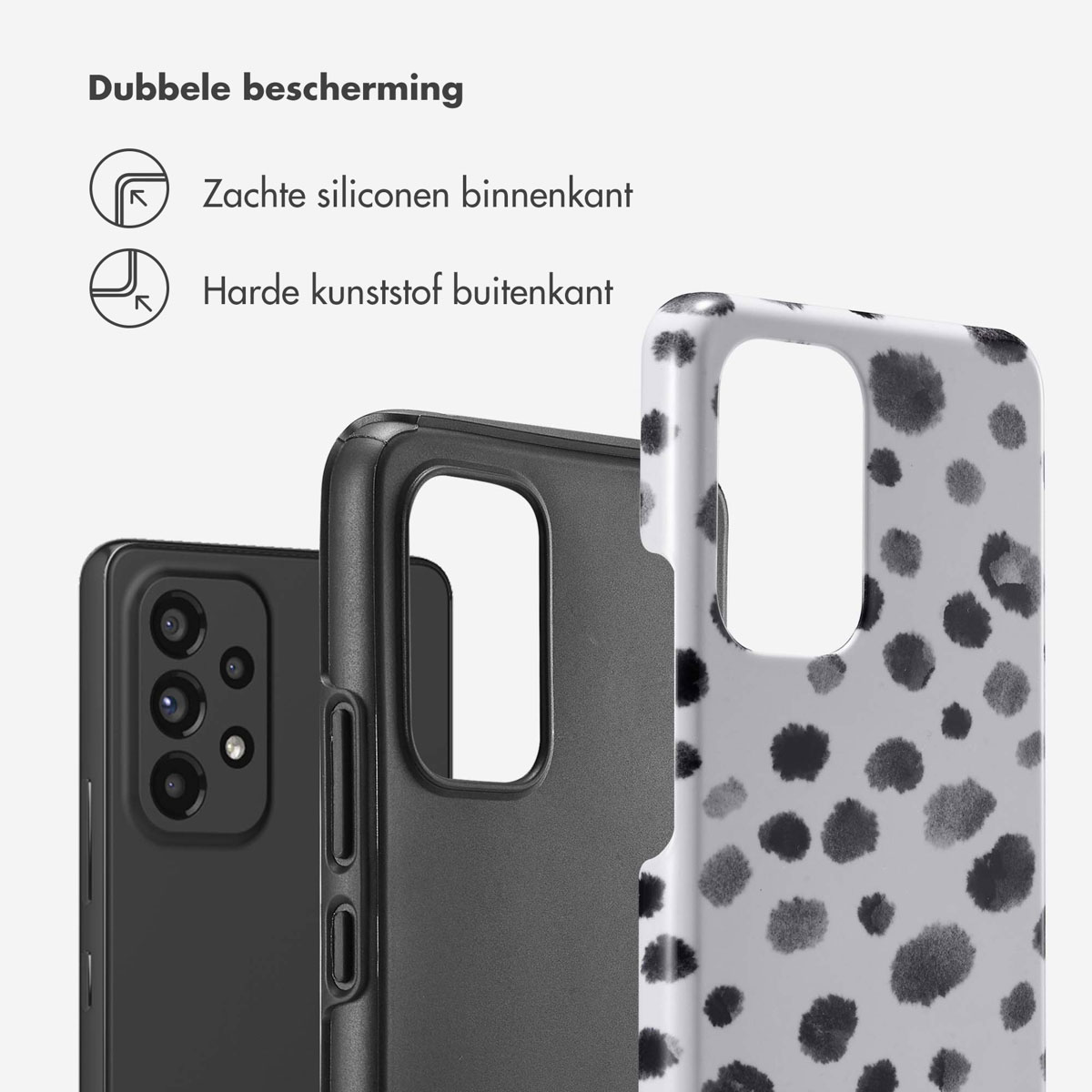 Gros plan sur des coques de téléphone. Une noire, une avec des pois noirs et blancs et un téléphone partiellement visible.